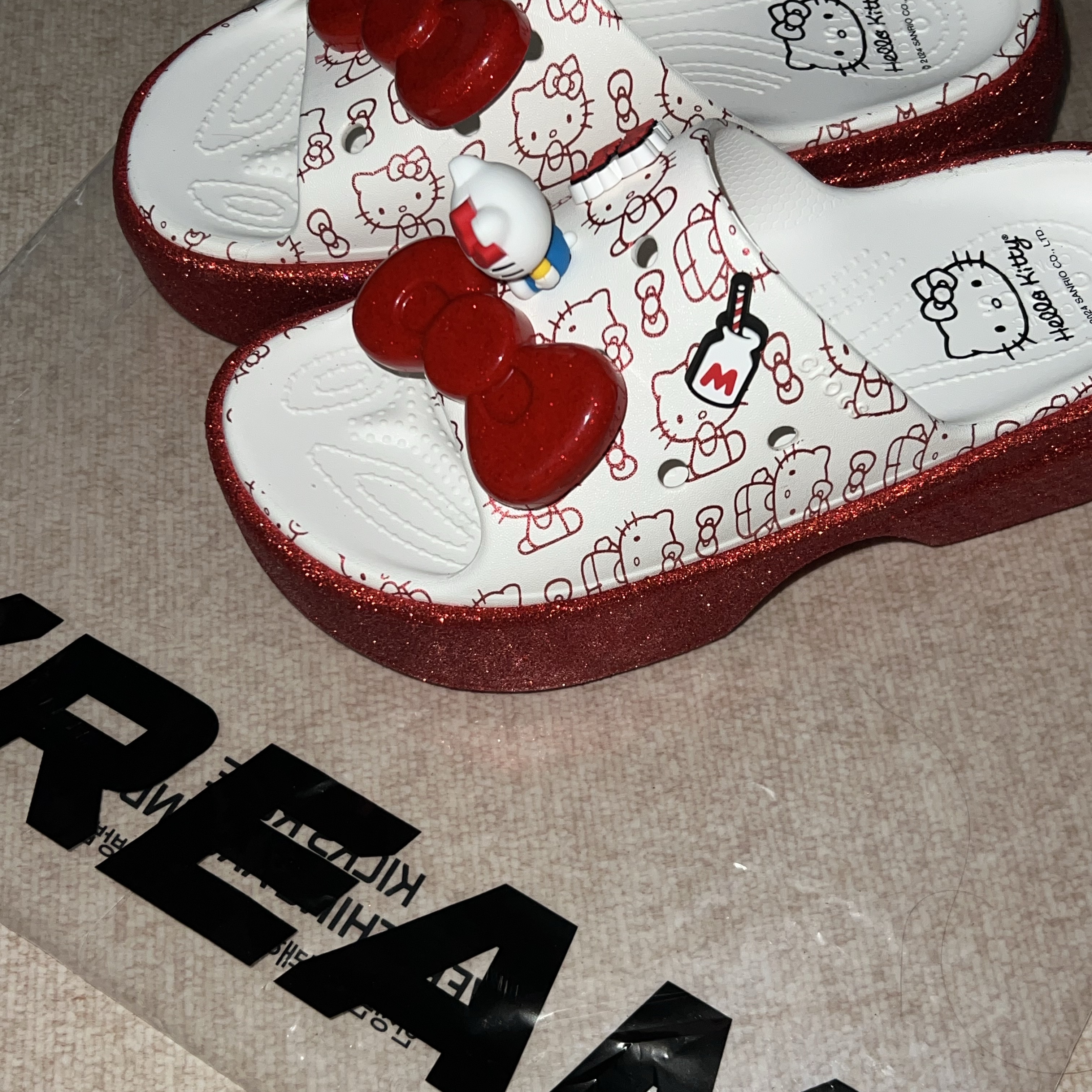 Crocs x Hello Kitty Stomp Slide White Red 착용 스타일