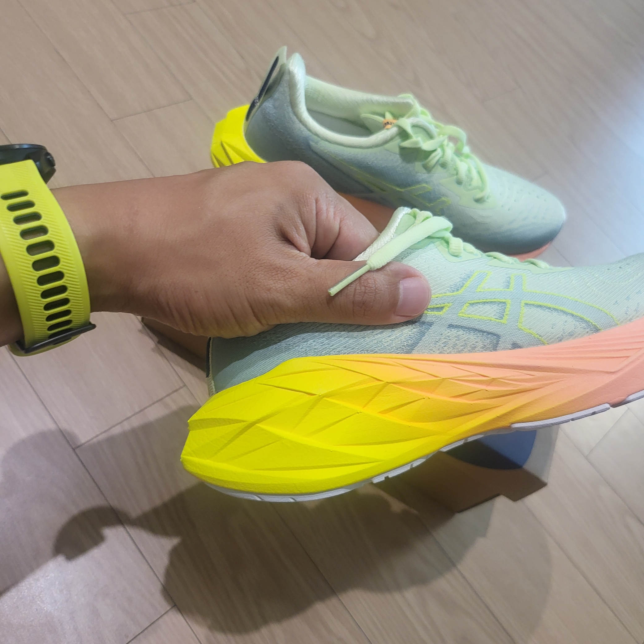 (W) Asics Novablast 4 Cool Matcha Safety Yellow 착용 스타일 - 3