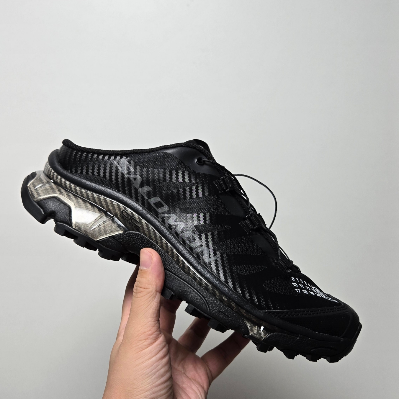 Salomon x MM6 Maison Margiela XT-4 Mule Black 착용 스타일 - 1