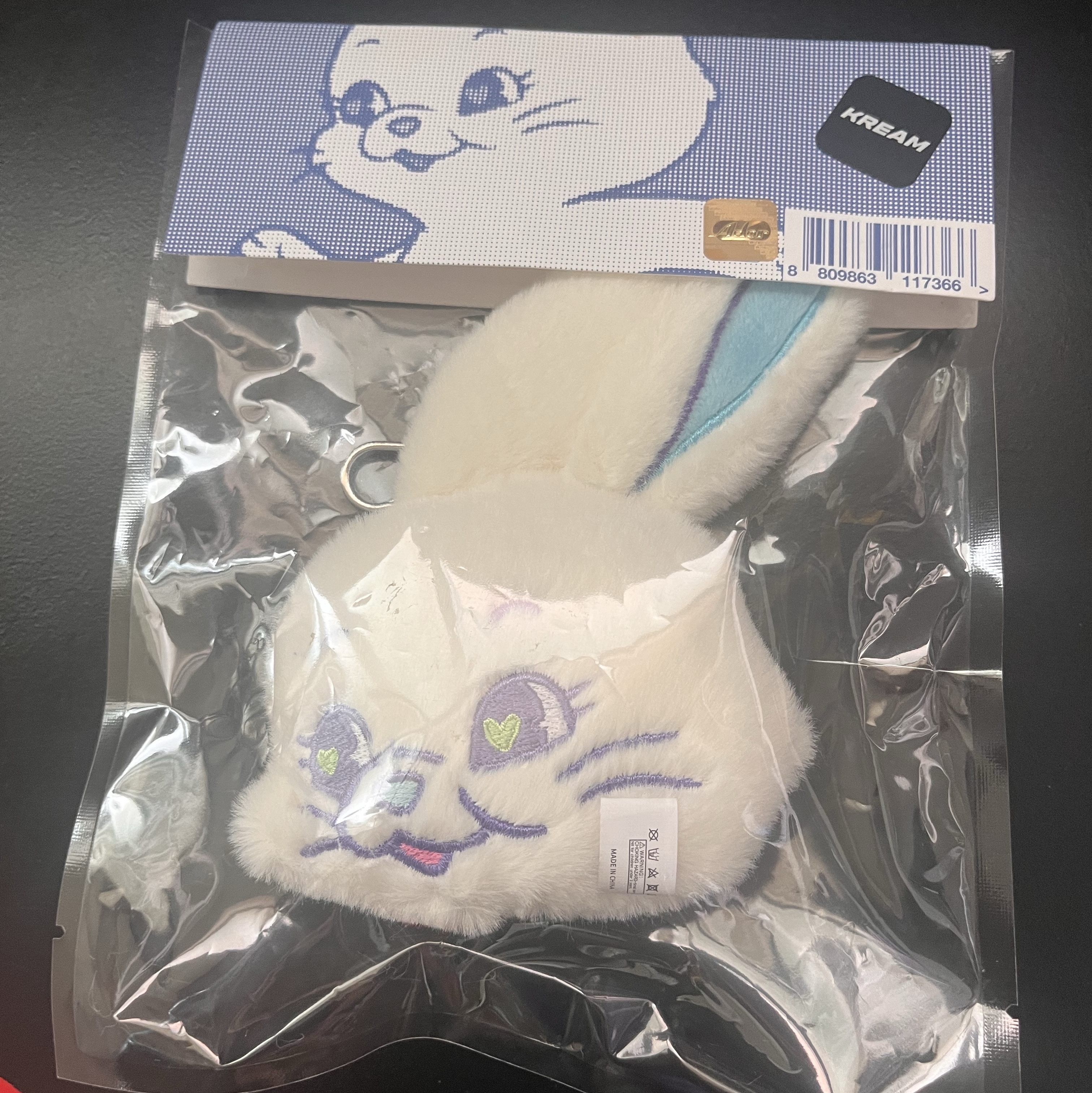 NewJeans Tokki Merchandise Fluffy Keyring White 착용 스타일