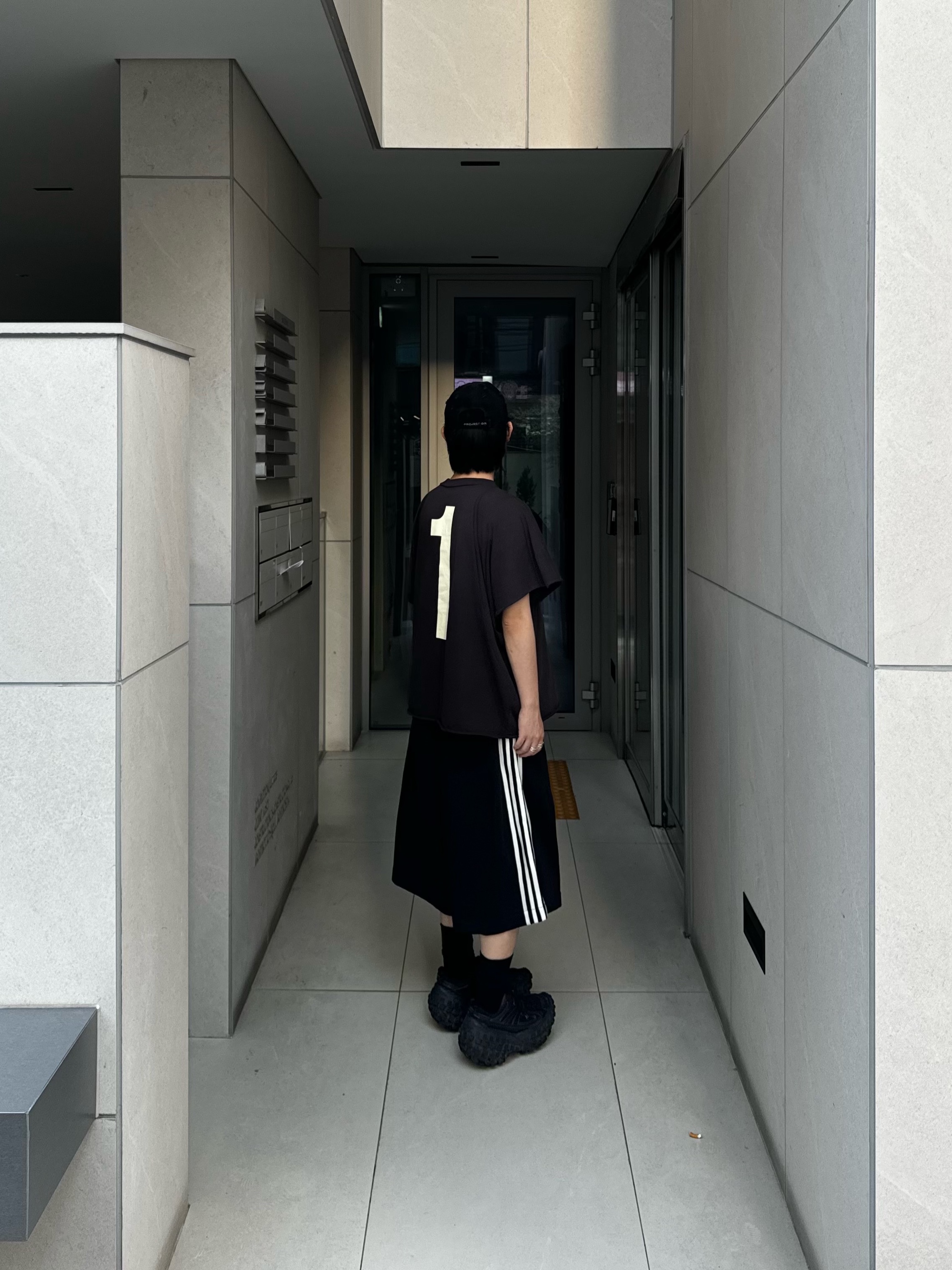 Yeezy One Box T-Shirt Black, Balenciaga Defender Sneakers Black 착용 스타일 - 5