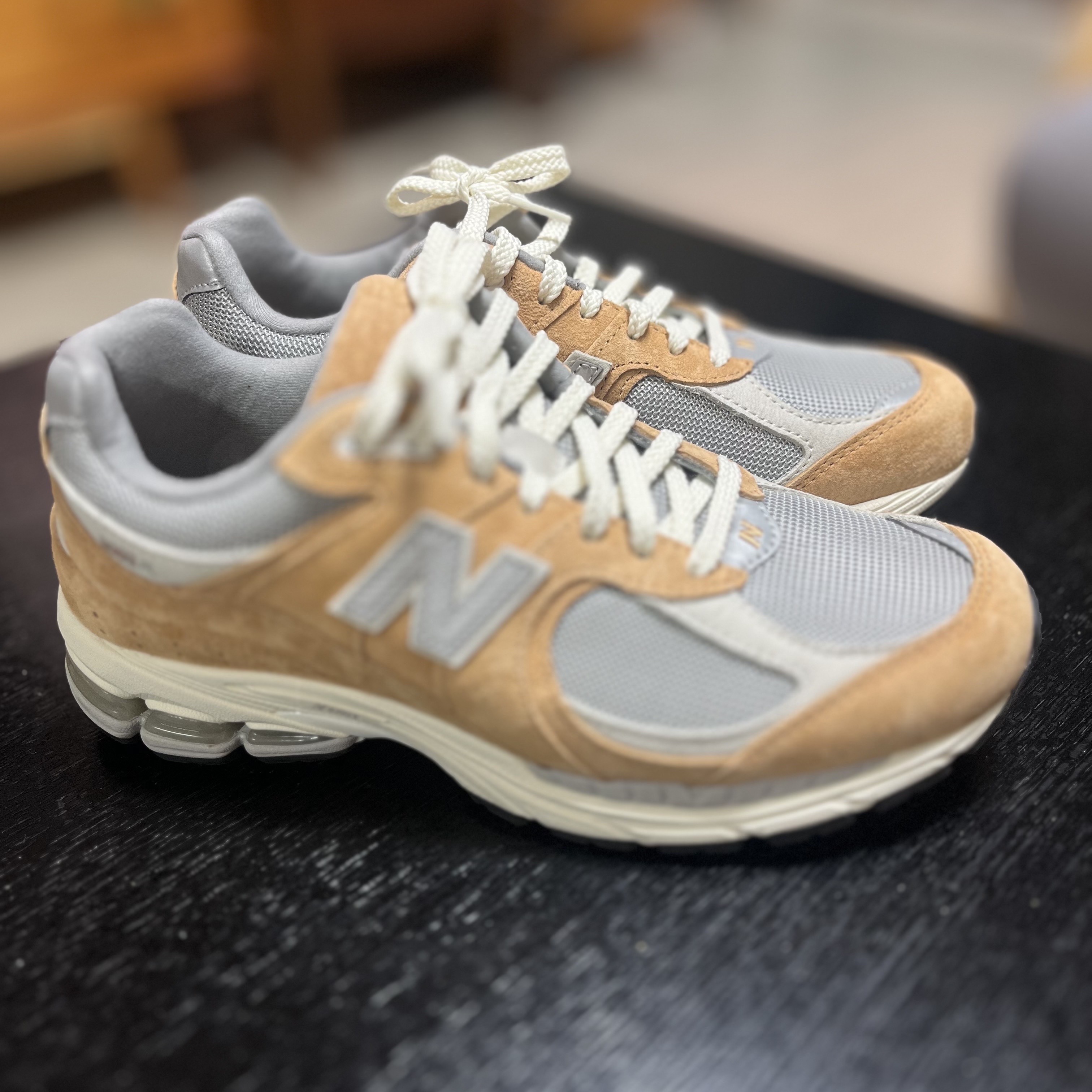New Balance 2002R Special Vintage Beige 착용 스타일 - 1