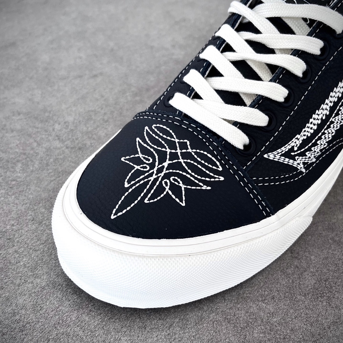 Vans Vault x Shane Gonzales OG Old Skool LX Black 착용 스타일 - 4
