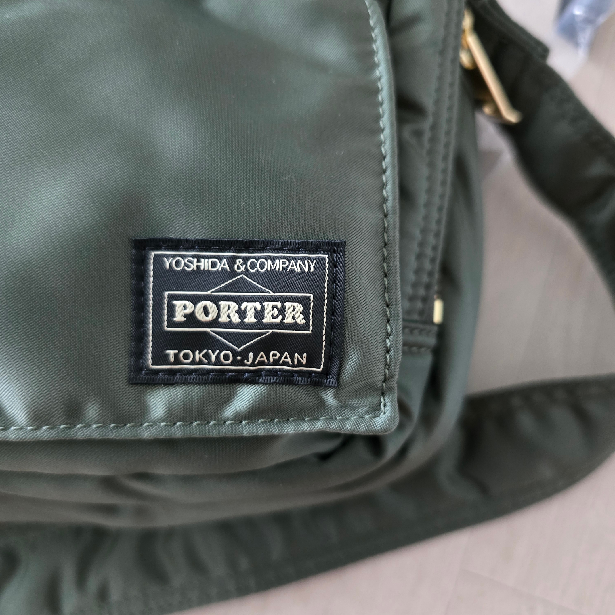 Porter All New Tanker Sling Bag Zip Sage Green 착용 스타일 - 2