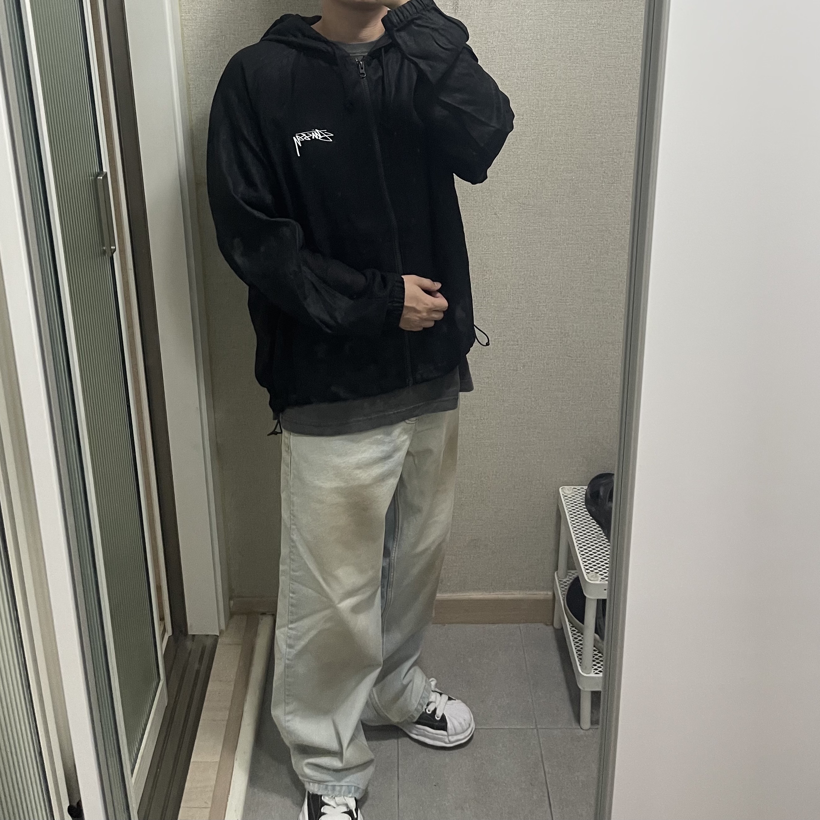Nike x Stussy Linen Shell Jacket Black (FZ5751-010), Maison Mihara Yasuhiro Blakey OG Sole Embossed Leather Low-top Sneakers Black 착용 스타일