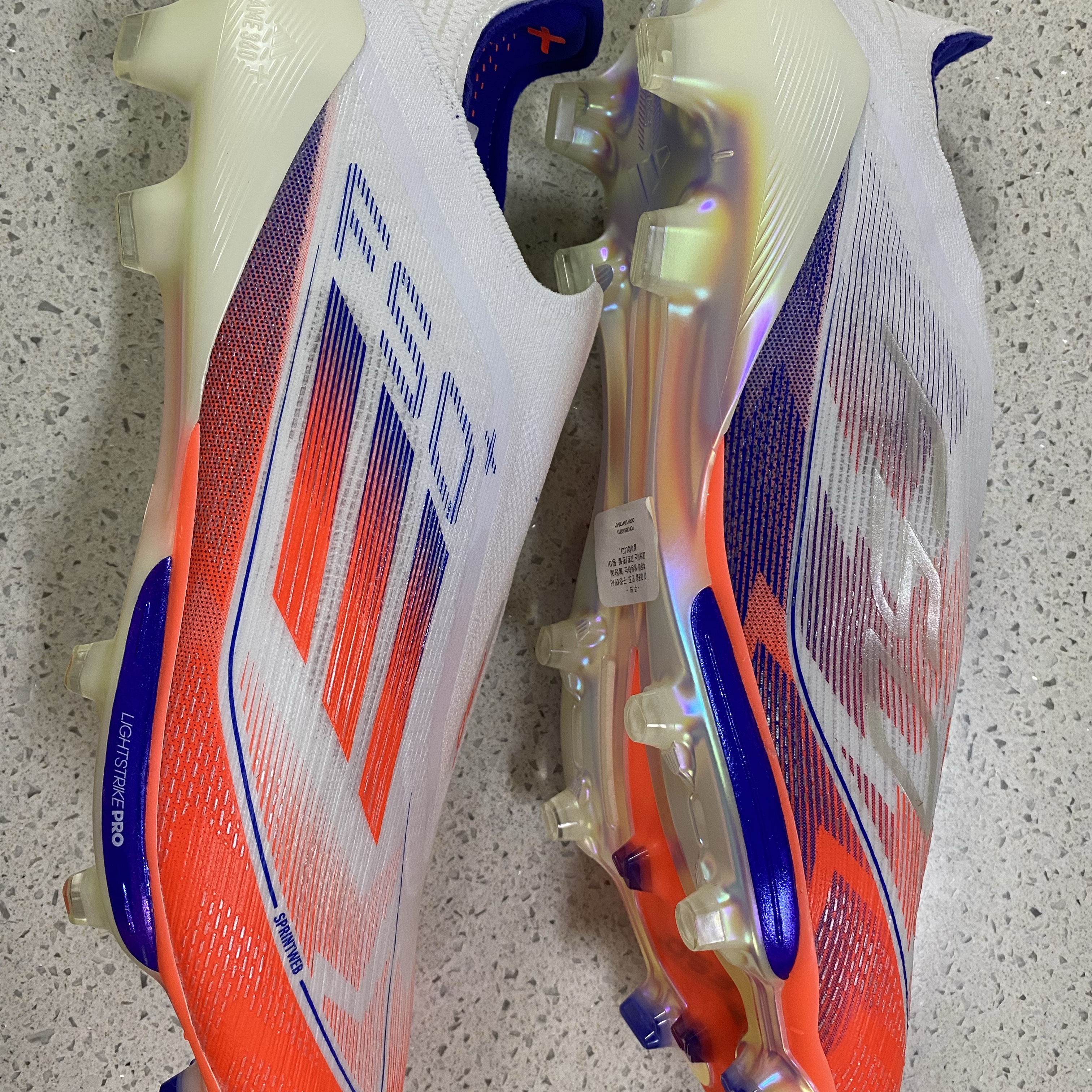 Adidas F50+ FG Cloud White Solar Red 착용 스타일 - 3