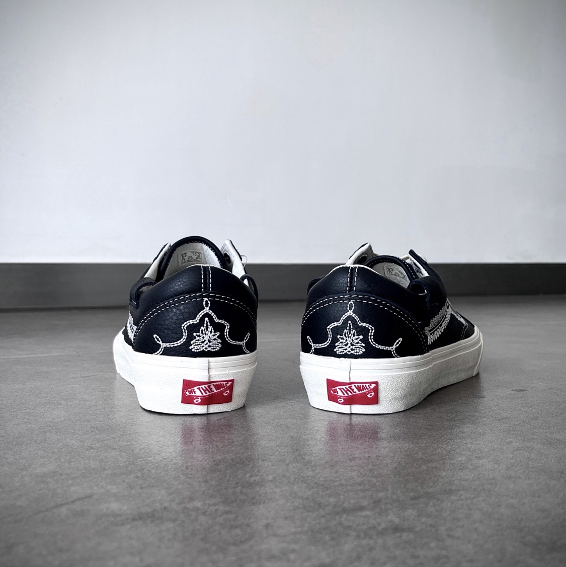 Vans Vault x Shane Gonzales OG Old Skool LX Black 착용 스타일 - 3