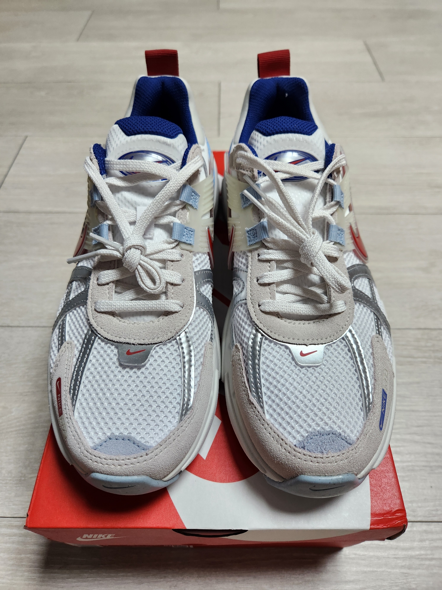 Nike V2K Run Metallic Silver Gym Red 착용 스타일 - 3
