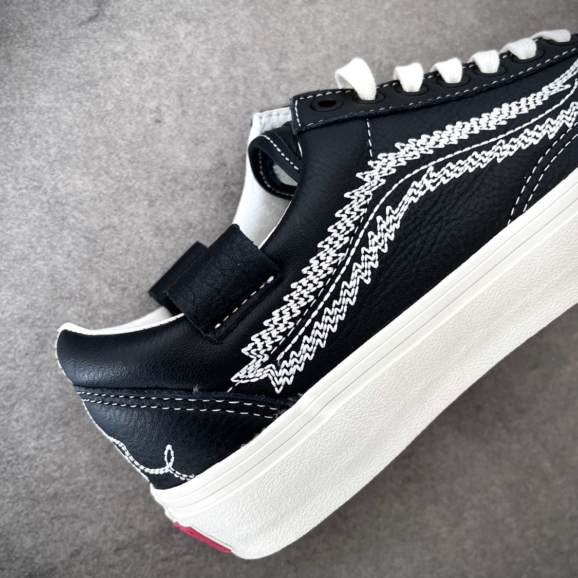 Vans Vault x Shane Gonzales OG Old Skool LX Black 착용 스타일 - 5