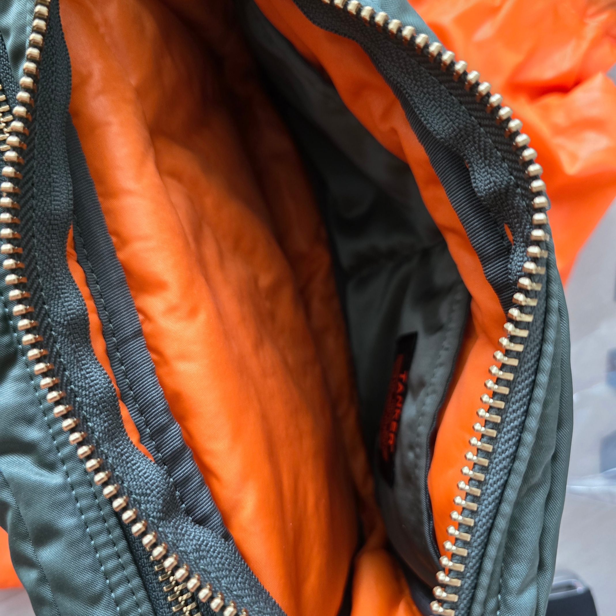 Porter All New Tanker Sling Bag Zip Sage Green 착용 스타일 - 5