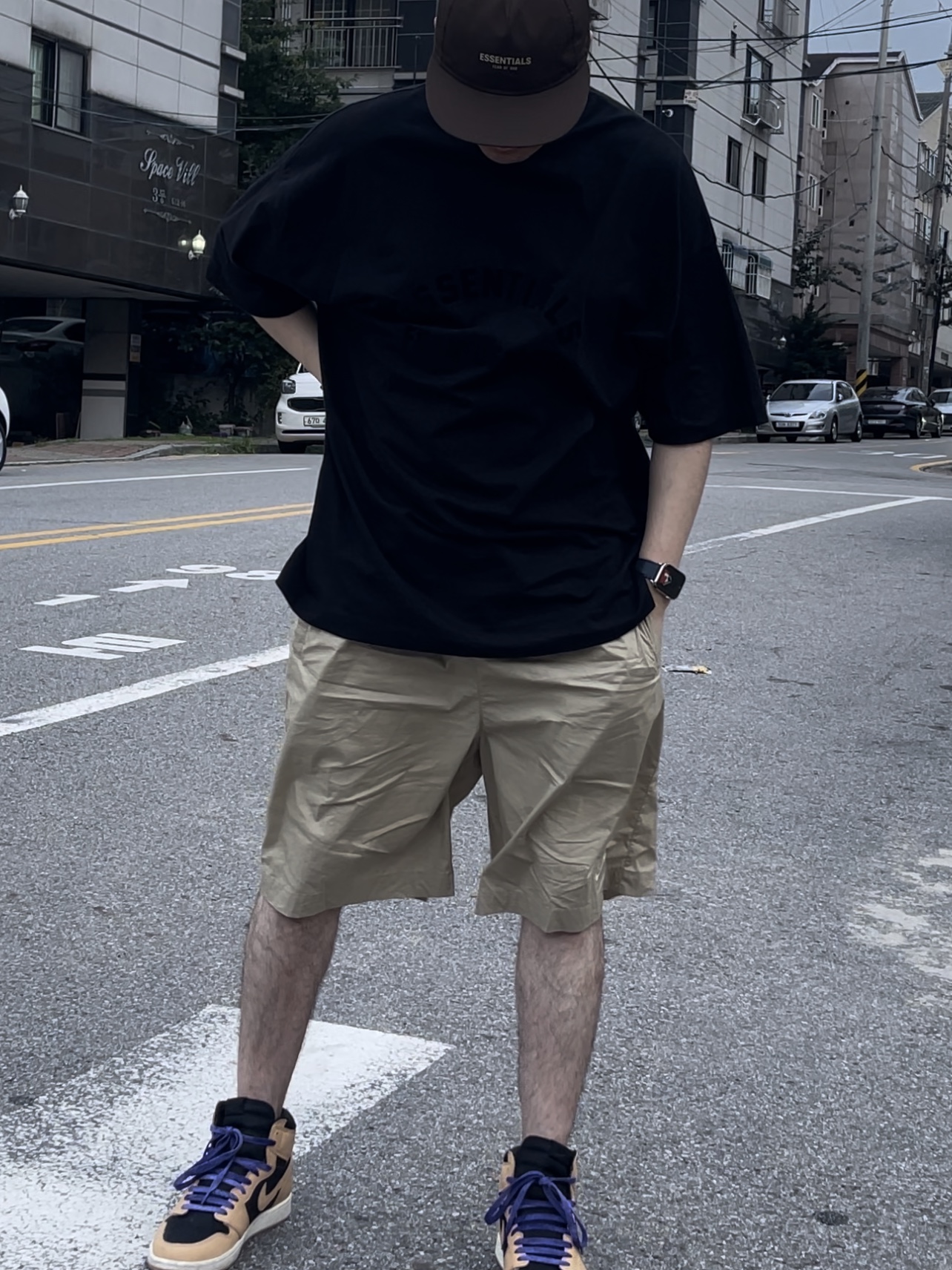 Essentials x New Era Retro Crown Strapback Brown, Essentials The Black Collection T-Shirt Black - 23SS 착용 스타일