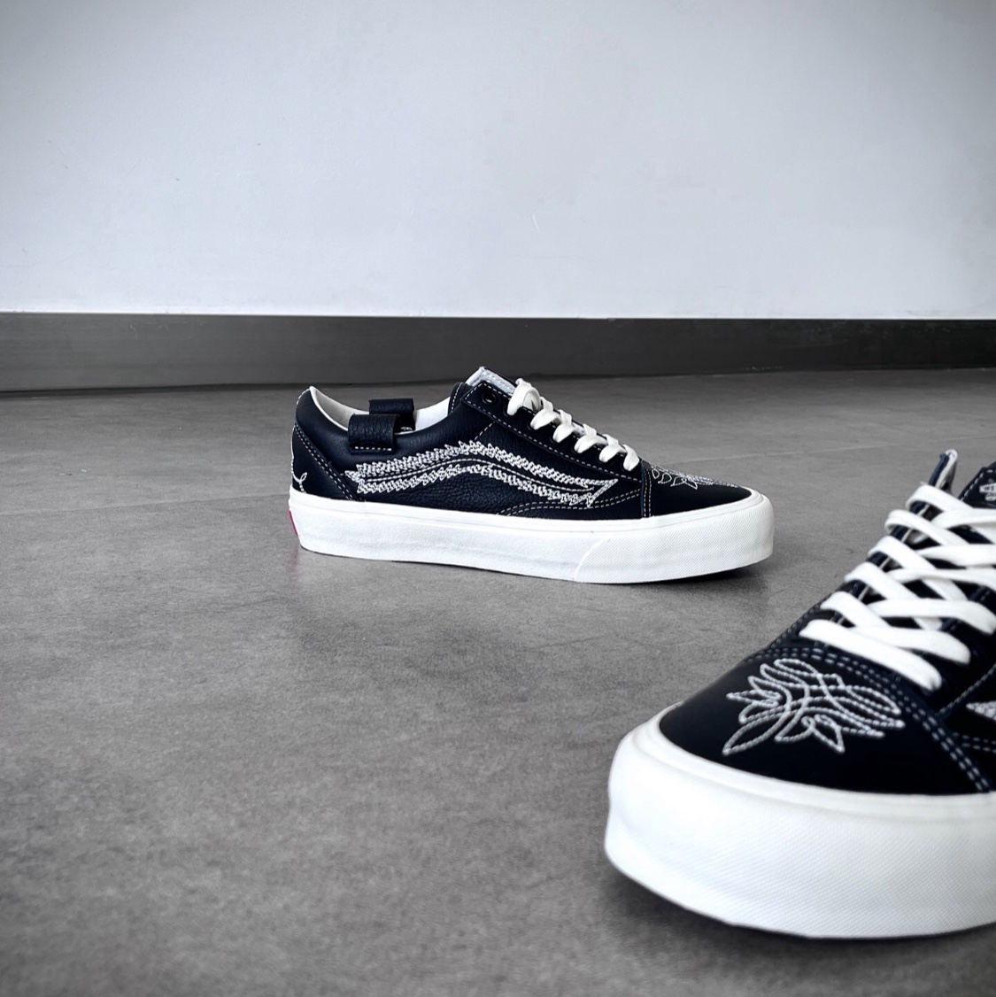 Vans Vault x Shane Gonzales OG Old Skool LX Black 착용 스타일 - 2
