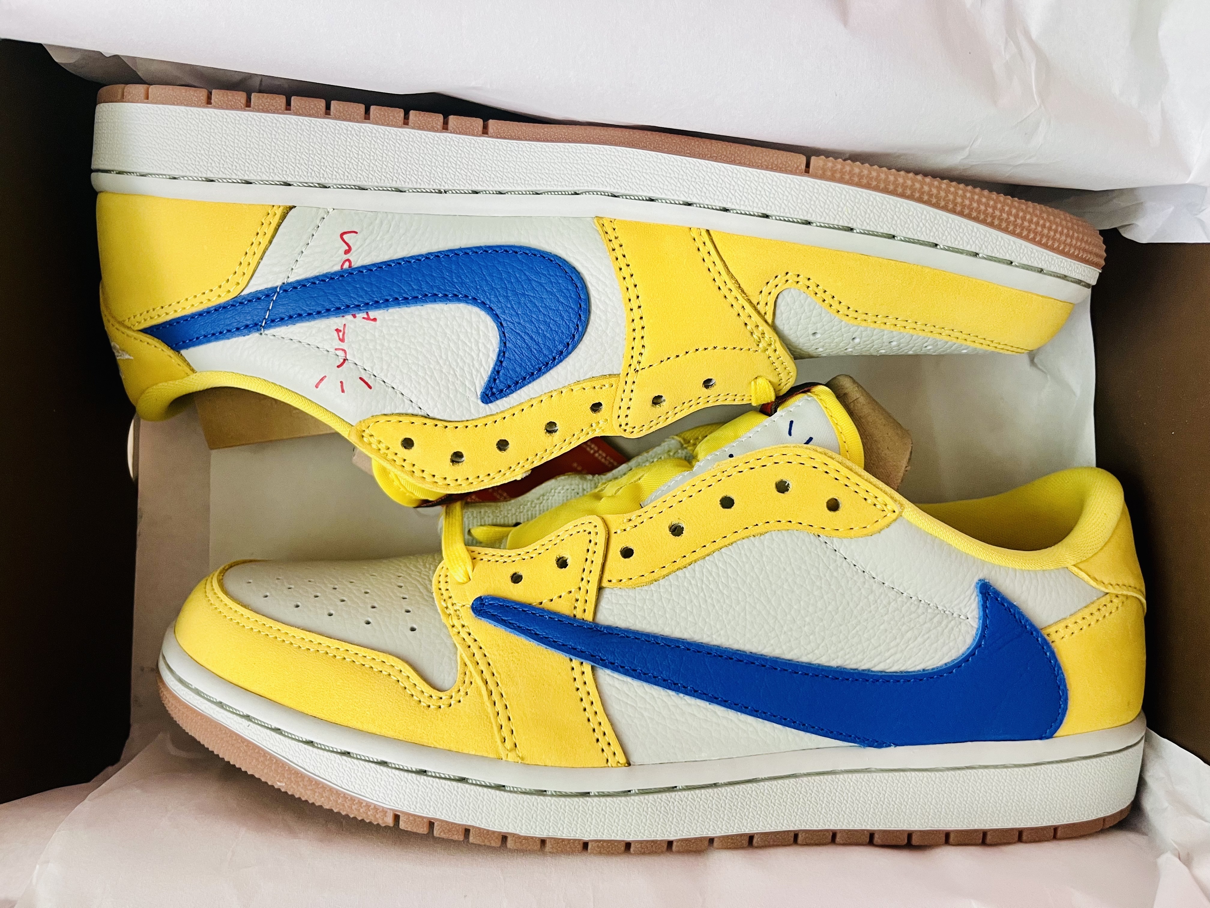 (W) Jordan 1 x Travis Scott Retro Low OG SP Canary 착용 스타일 - 1