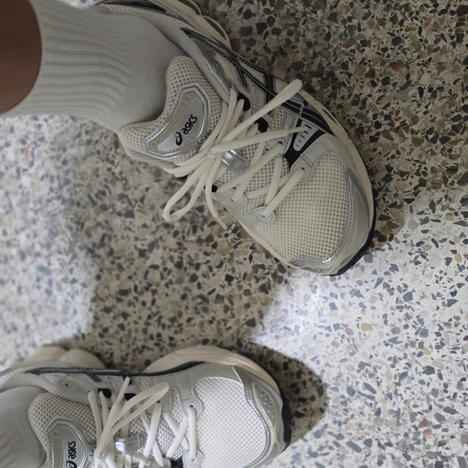 Asics Gel-Nimbus 9 Cream Black 착용 스타일