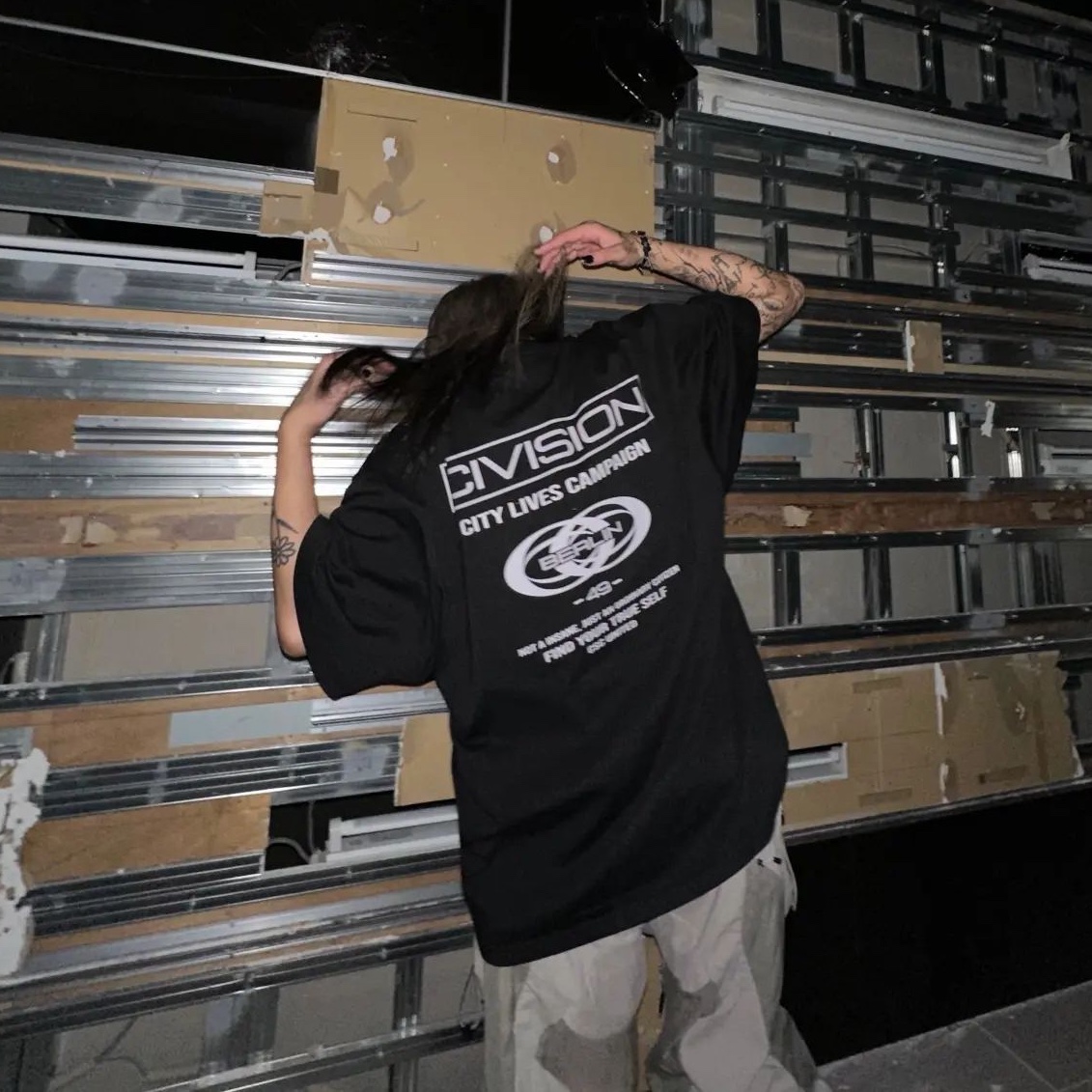 Civision by CSC Core Logo T-Shirt Black, Civision by CSC City Lives 49 T-Shirt Black 착용 스타일 - 4