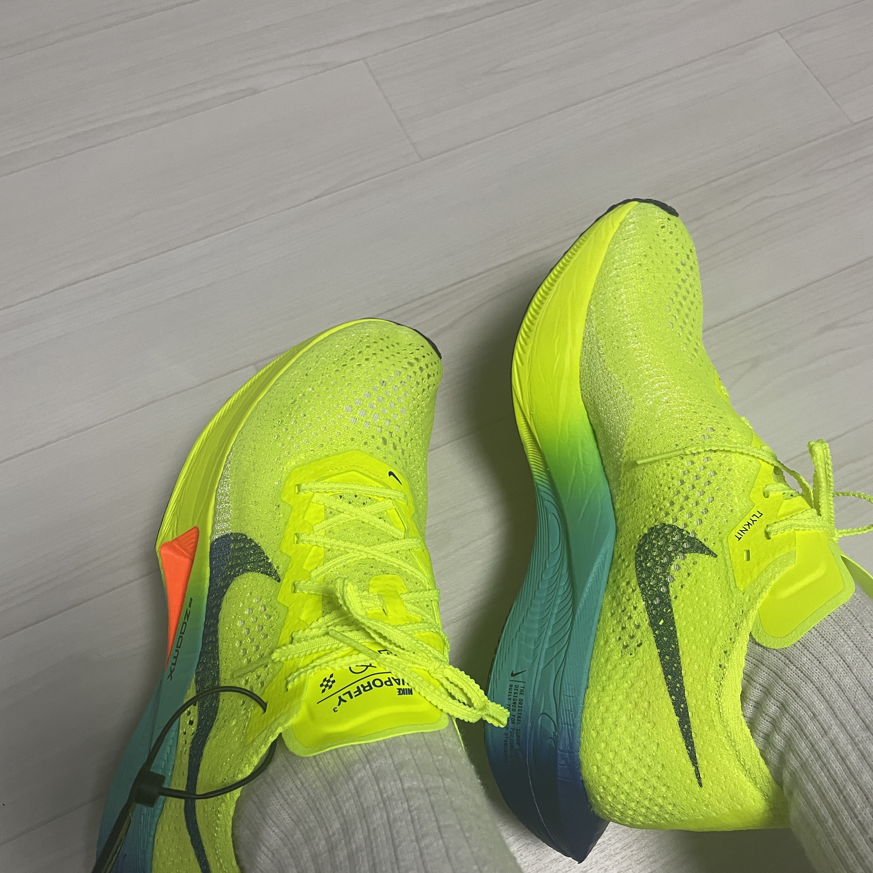 Nike ZoomX Vaporfly Next% 3 Volt Scream Green 착용 스타일