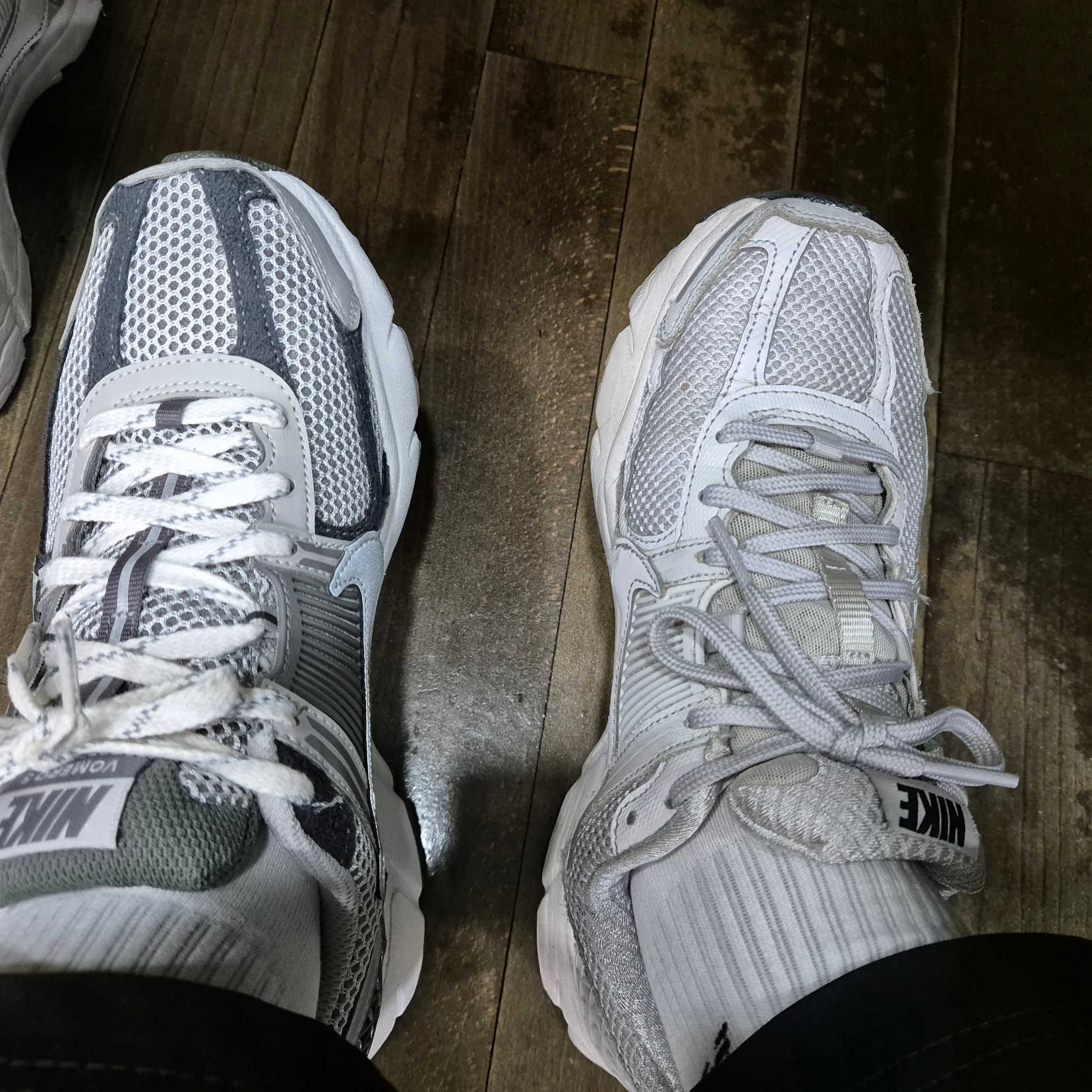 Nike Zoom Vomero 5 PRM Light Iron Ore and Flat Fewter, Nike Zoom Vomero 5 SP Vast Grey 2023 착용 스타일