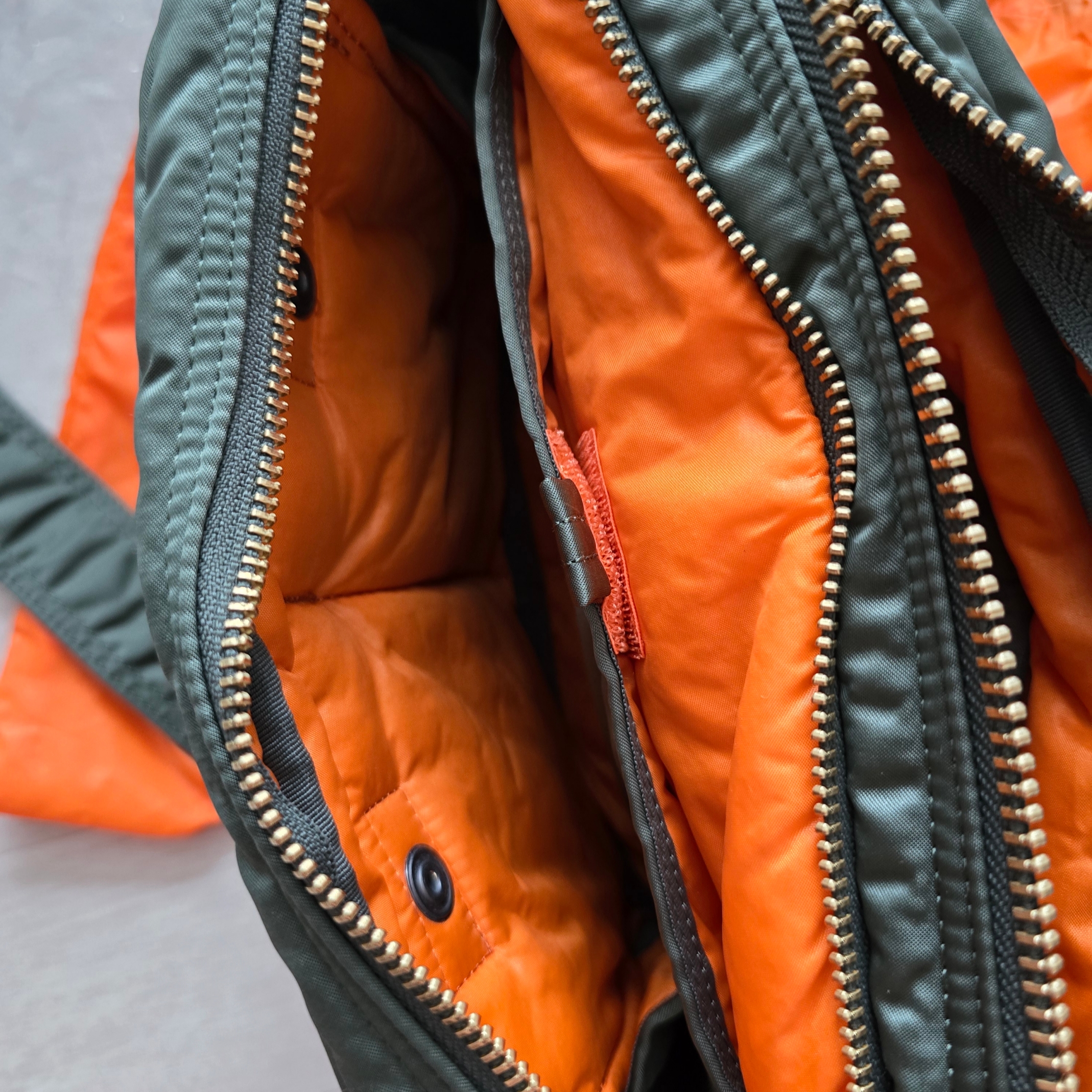 Porter All New Tanker Sling Bag Zip Sage Green 착용 스타일 - 4