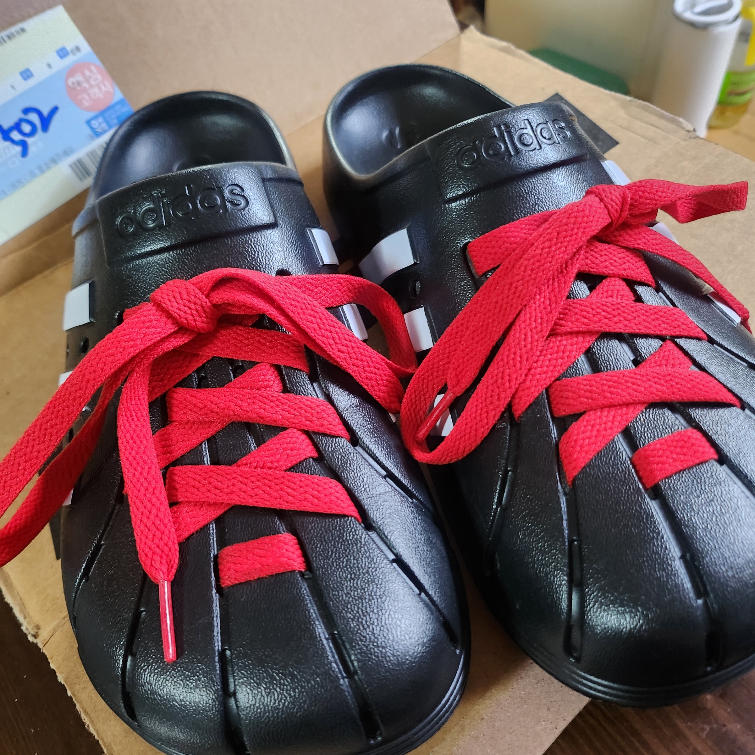 Adidas Adilette Clog Black White 착용 스타일 - 2