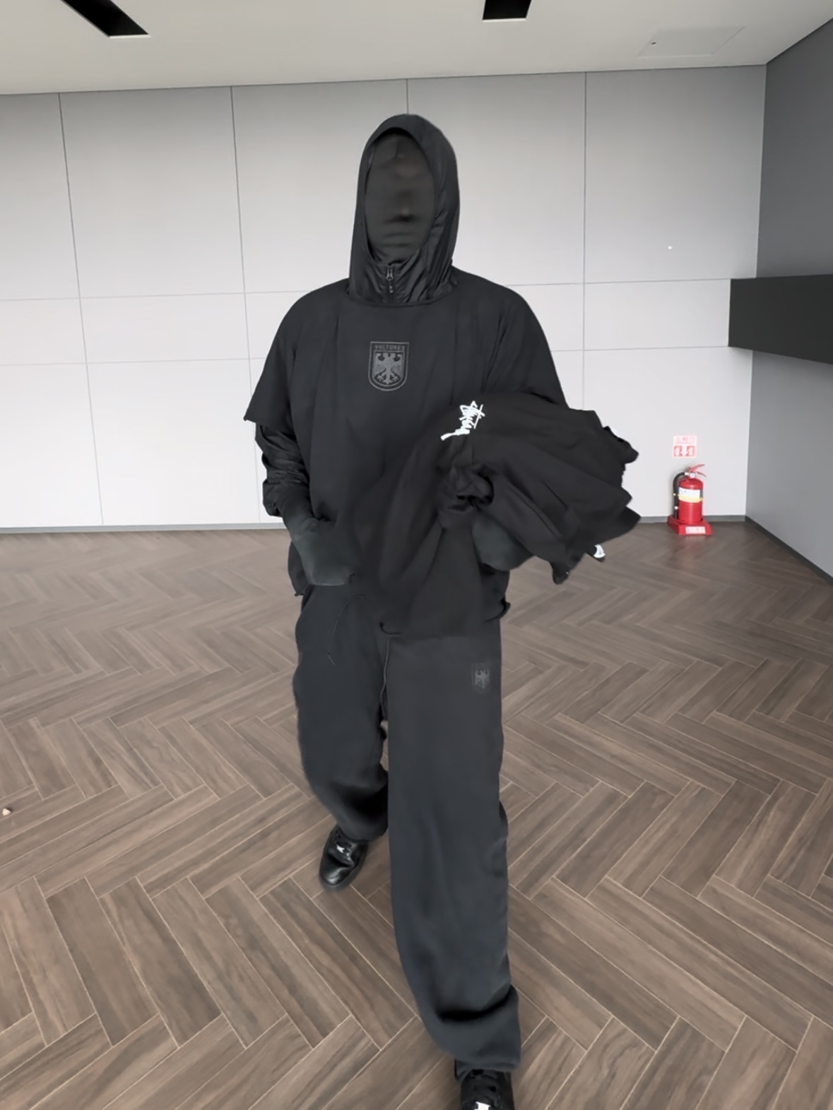 Yeezy Vultures Pants Black, Yeezy Vultures Box T-Shirt Black 착용 스타일
