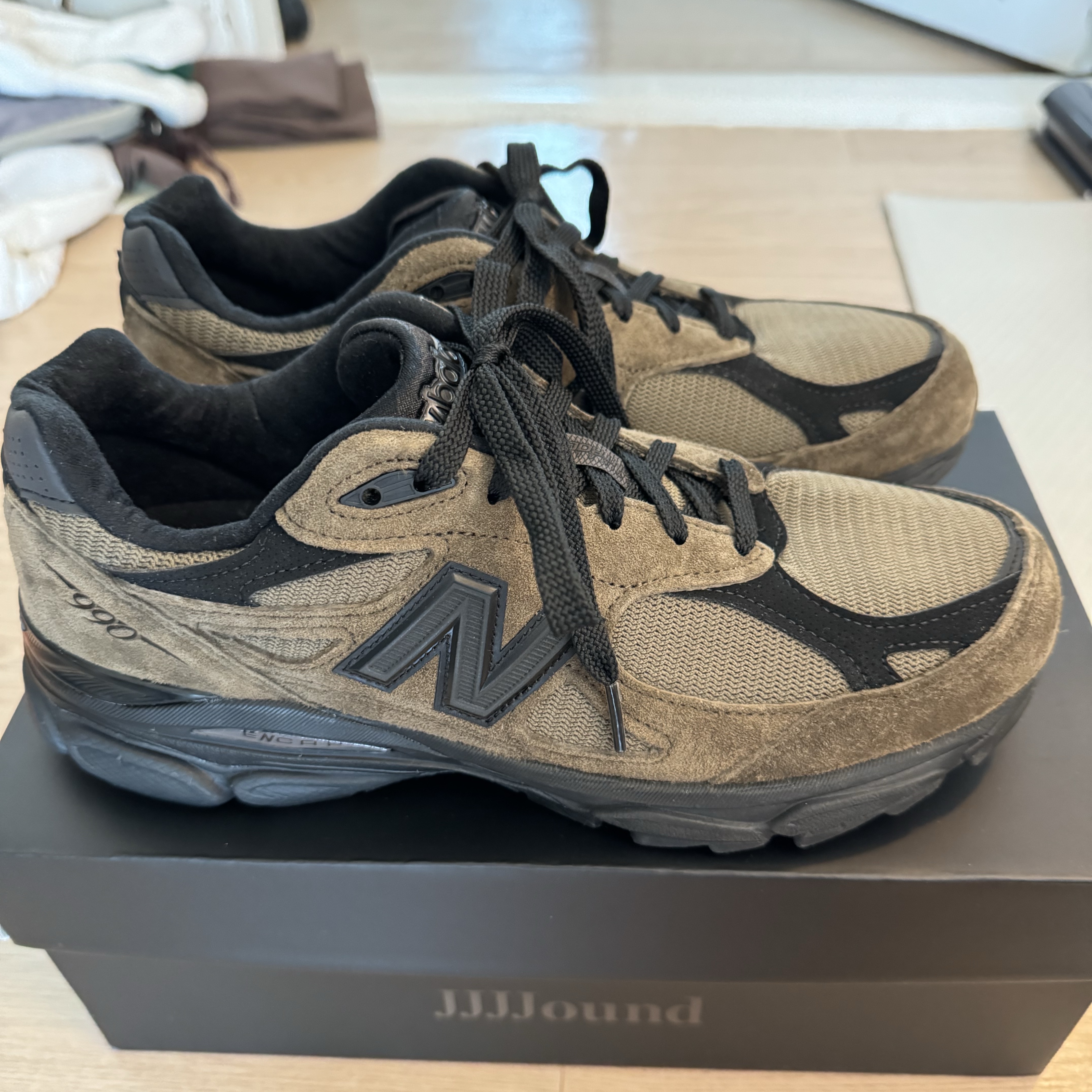 New Balance x JJJJound 990v3 Brown Black 착용 스타일 - 1