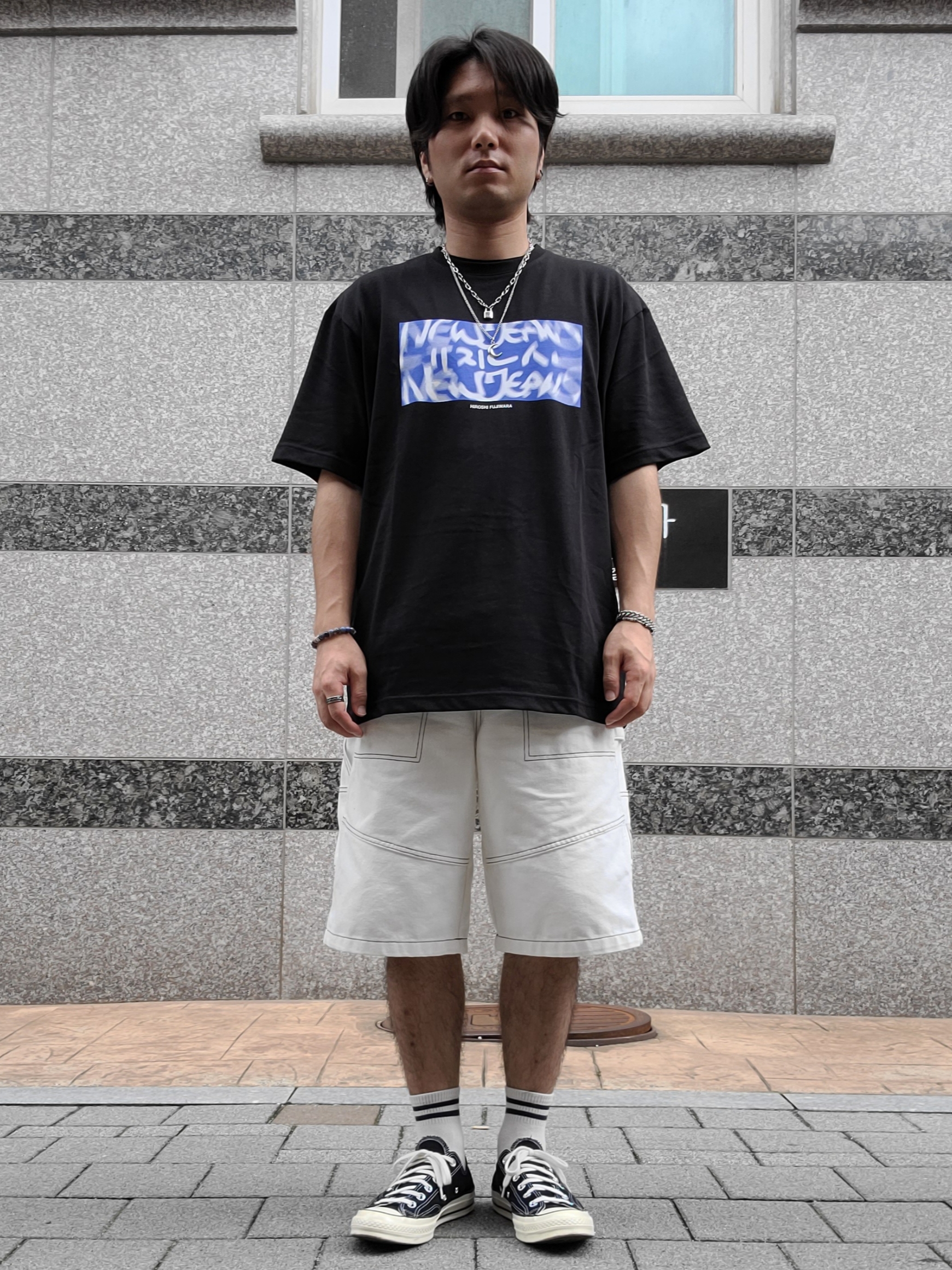 NewJeans x Hiroshi Fujiwara Coller T-Shirt Black Ver. 3 착용 스타일 - 1