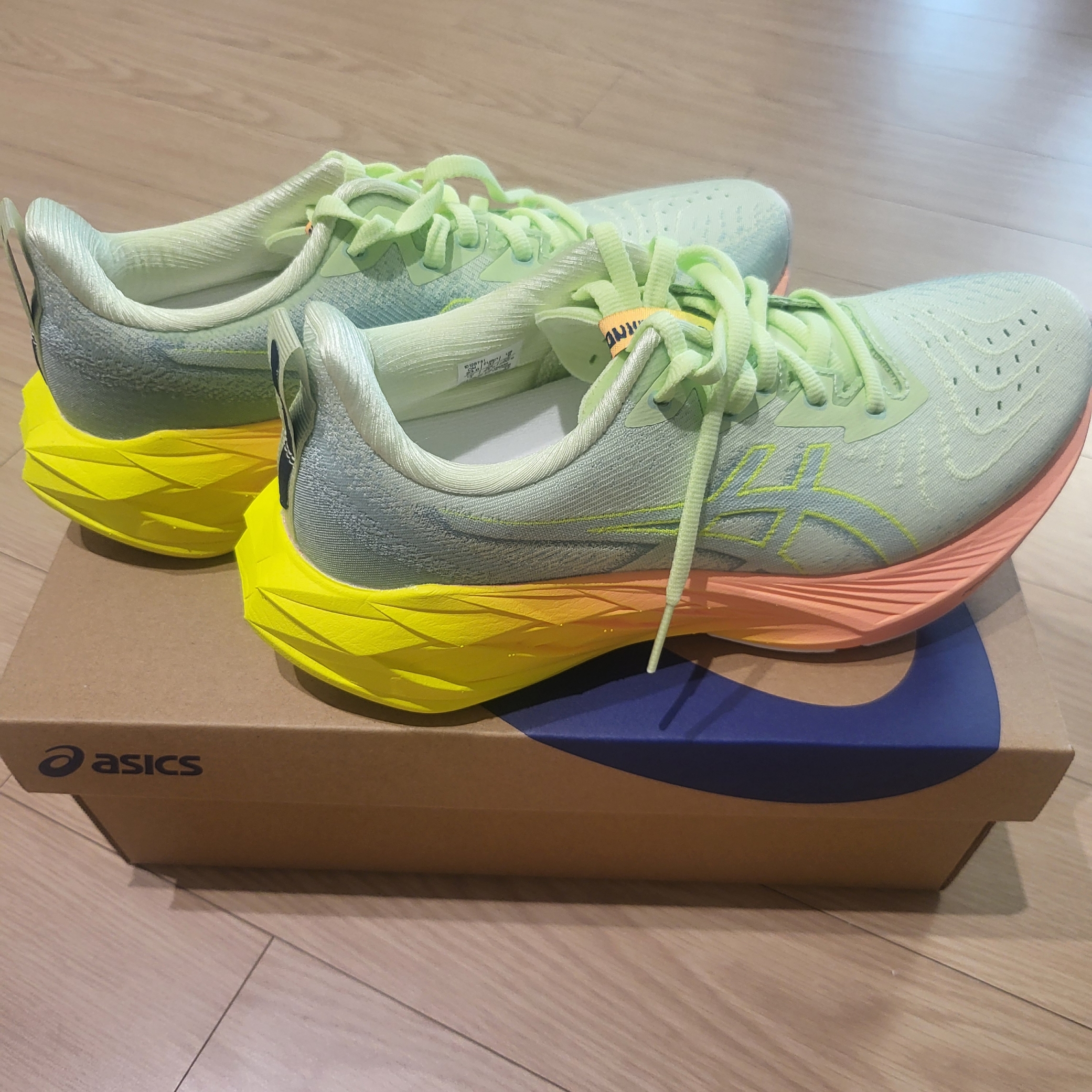 (W) Asics Novablast 4 Cool Matcha Safety Yellow 착용 스타일 - 2