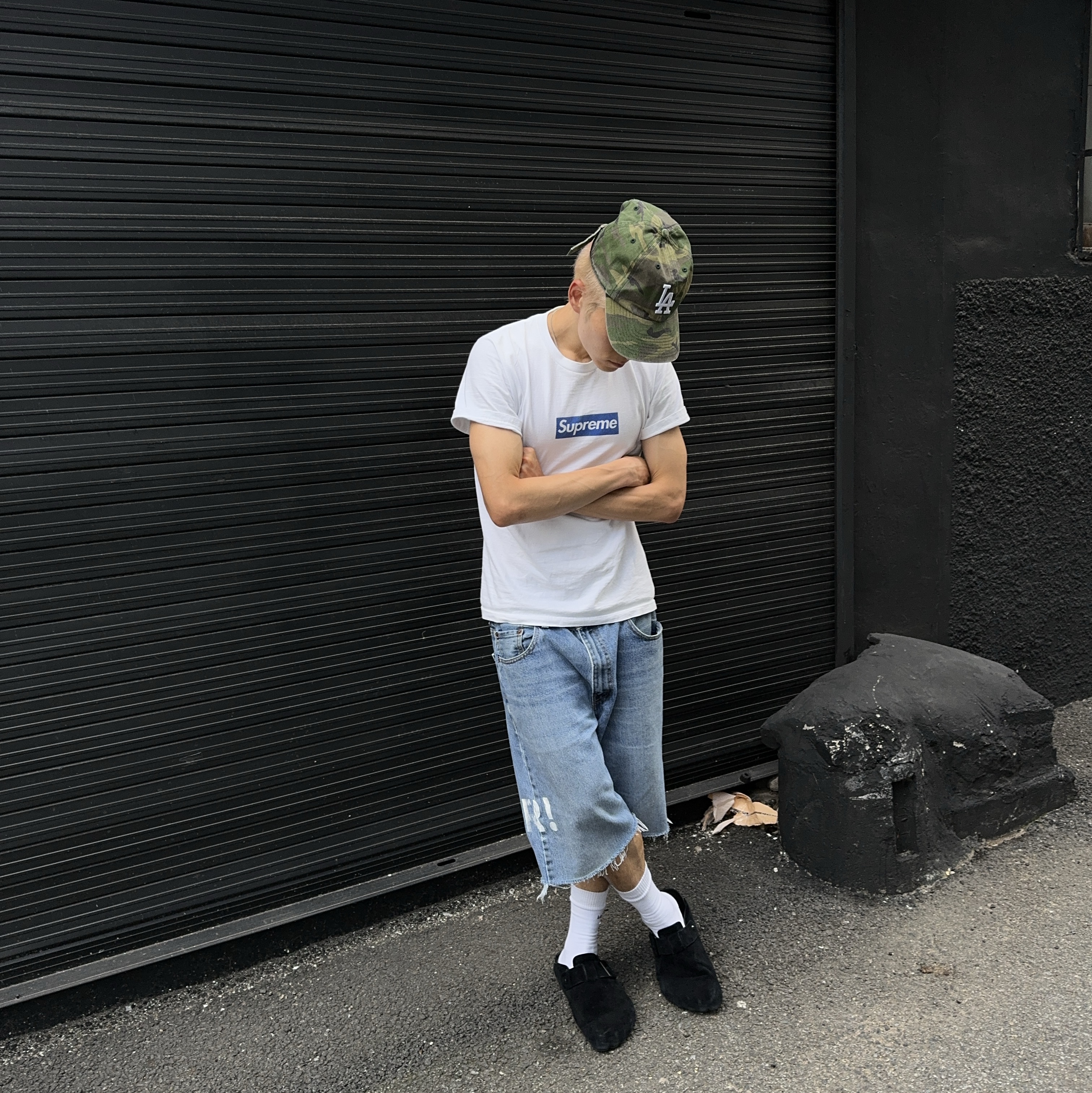Supreme Seoul Box Logo T-Shirt White - 23FW, Balenciaga Sunday Mule Black 착용 스타일 - 2