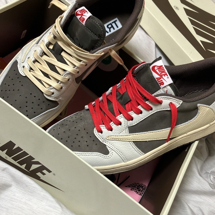 Jordan 1 x Travis Scott Retro Low OG SP Sail and Ridgerock 착용 스타일 - 2