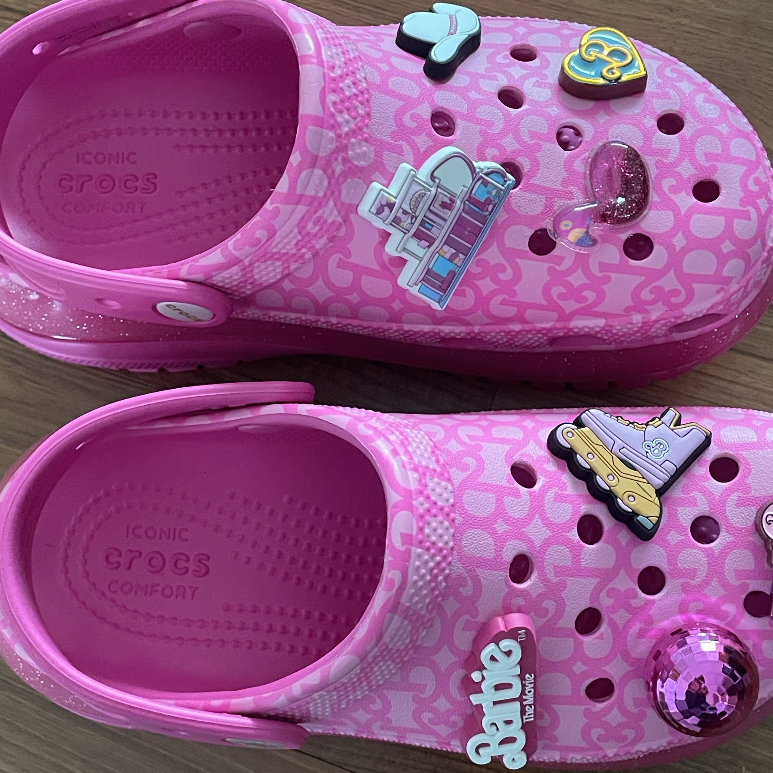 (W) Crocs x Barbie The Movie Classic Mega Crush Clog Electric Pink 착용 스타일