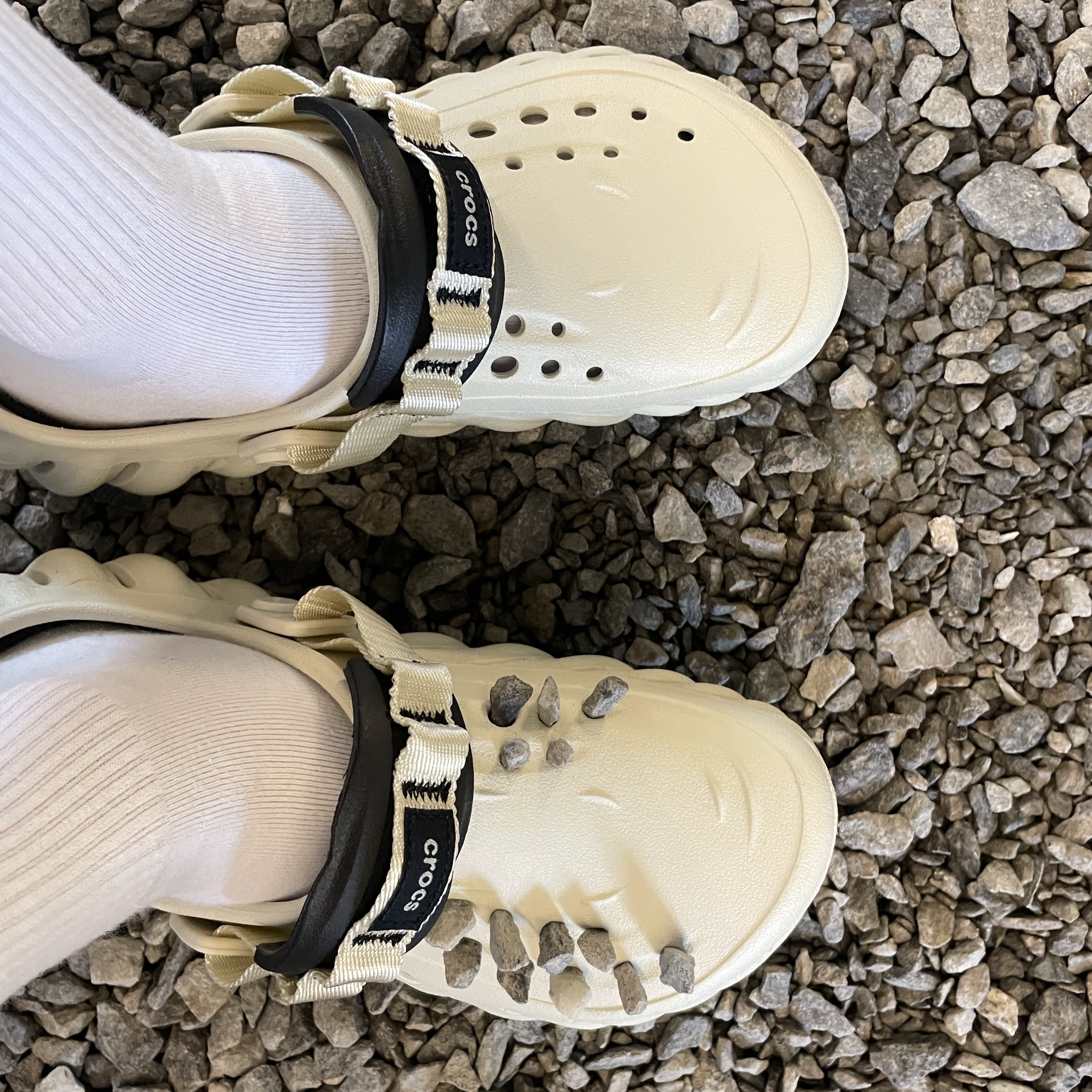 Crocs Echo Clog Bone Black 착용 스타일 - 1