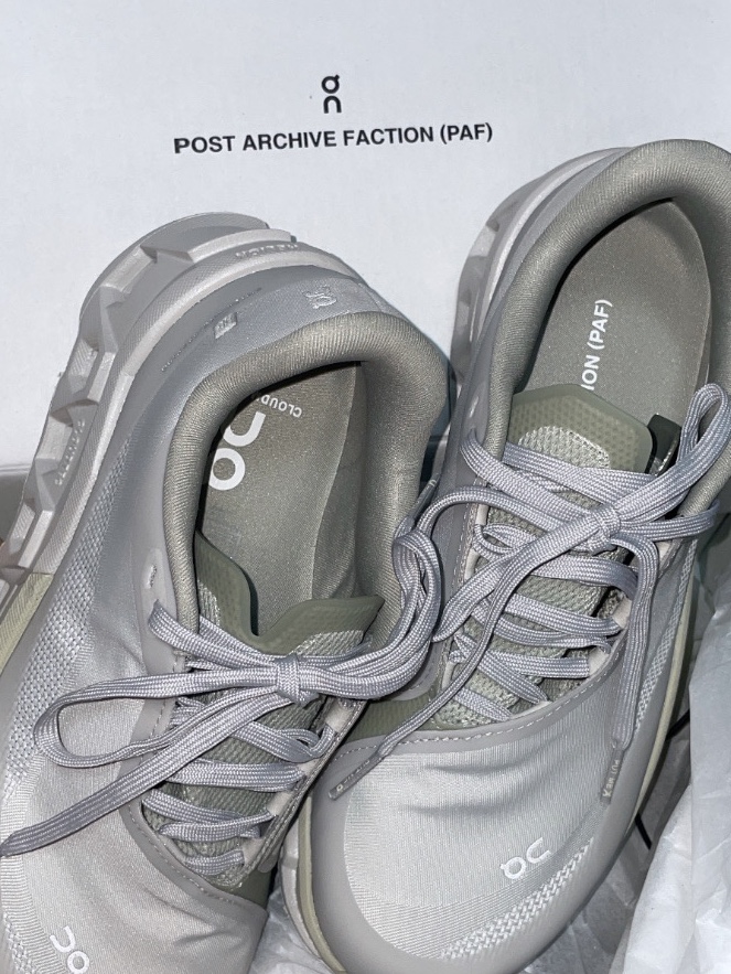 (W) On Running x Post Archive Faction (Paf) Cloudmonster 2 Moondust Chalk 착용 스타일 - 1