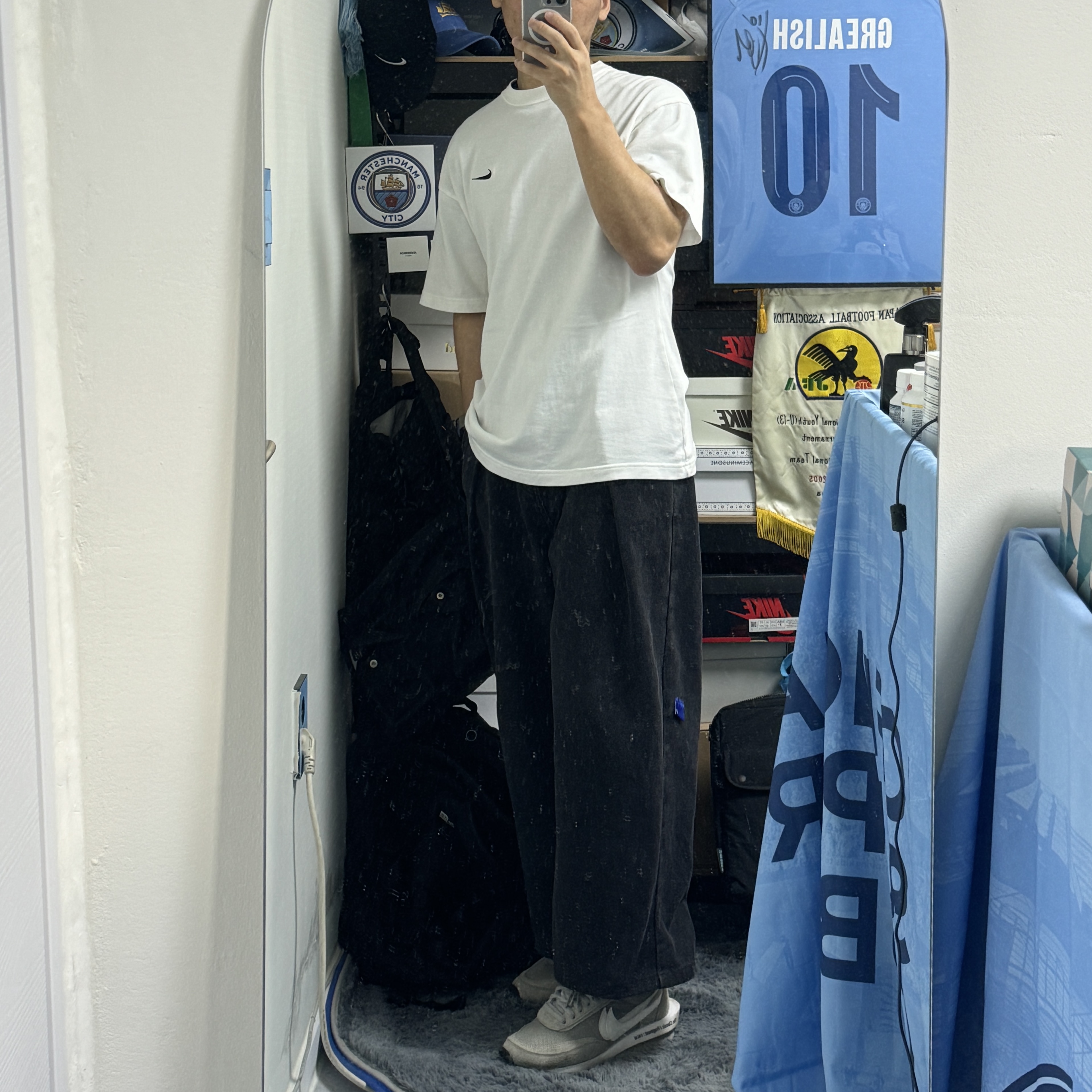 Nike x Stussy T-Shirt White (DV1774-100), Nike x Sacai x Fragment LDWaffle Light Smoke Grey 착용 스타일