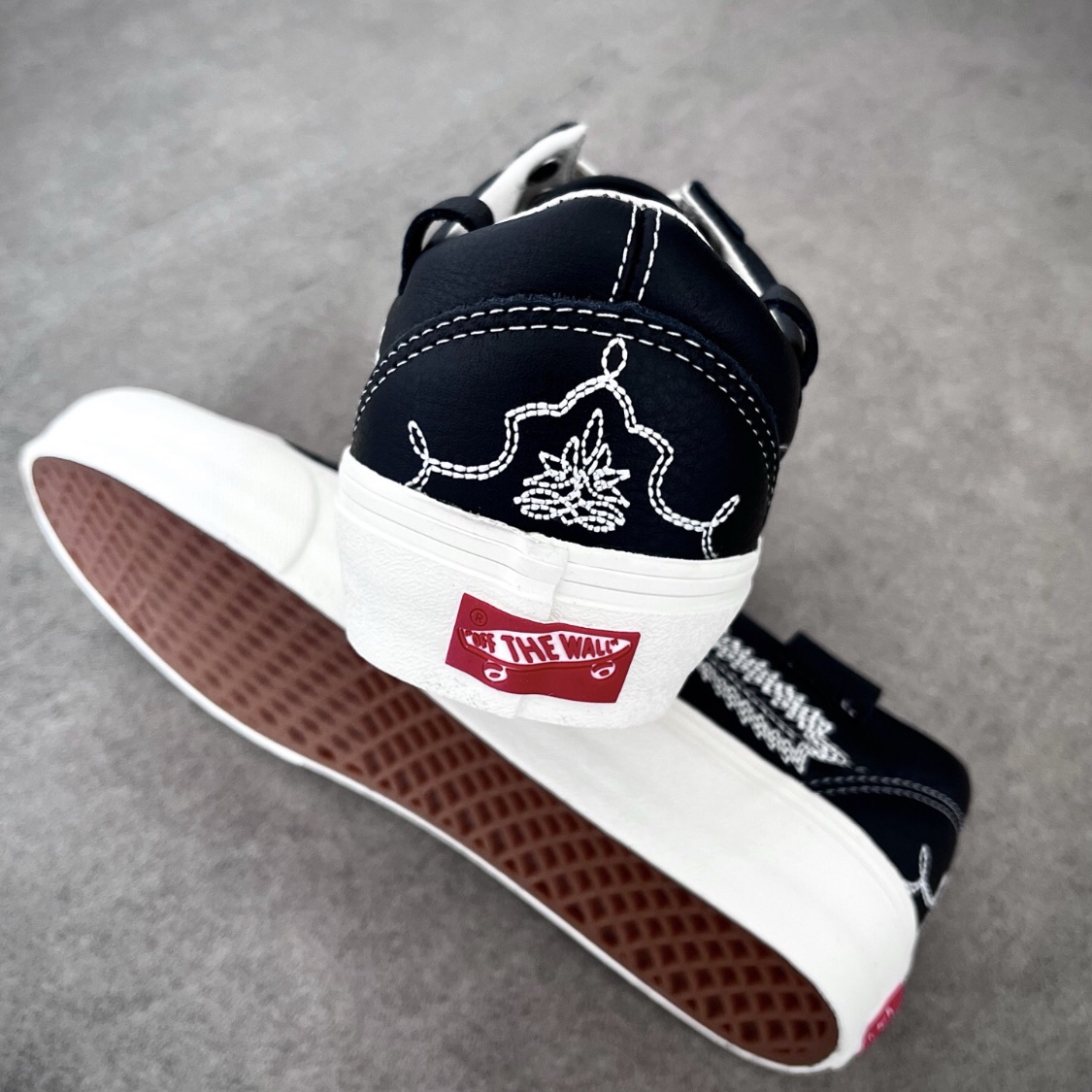Vans Vault x Shane Gonzales OG Old Skool LX Black 착용 스타일 - 7