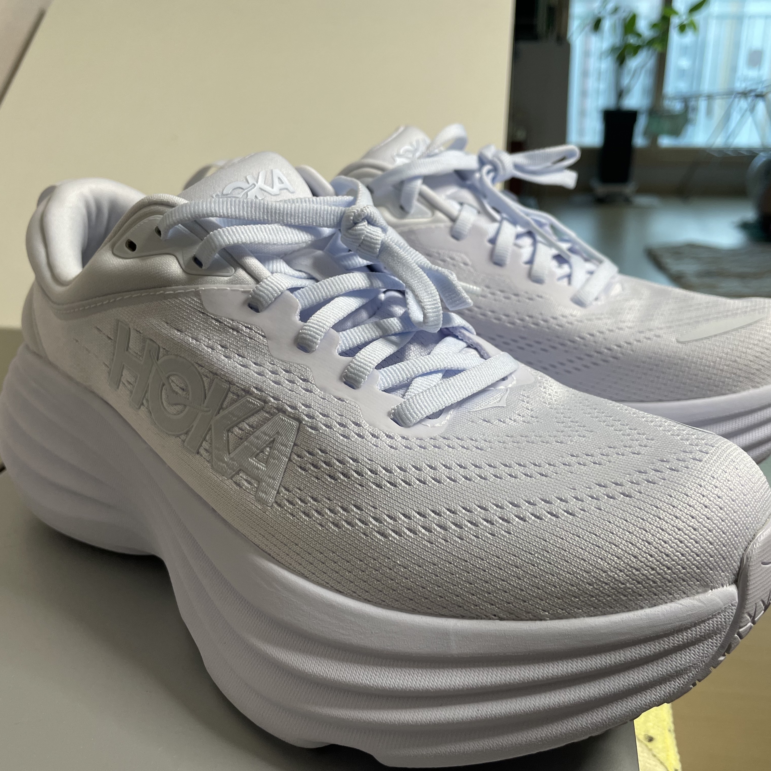 (W) Hoka Bondi 8 White - Regular 착용 스타일