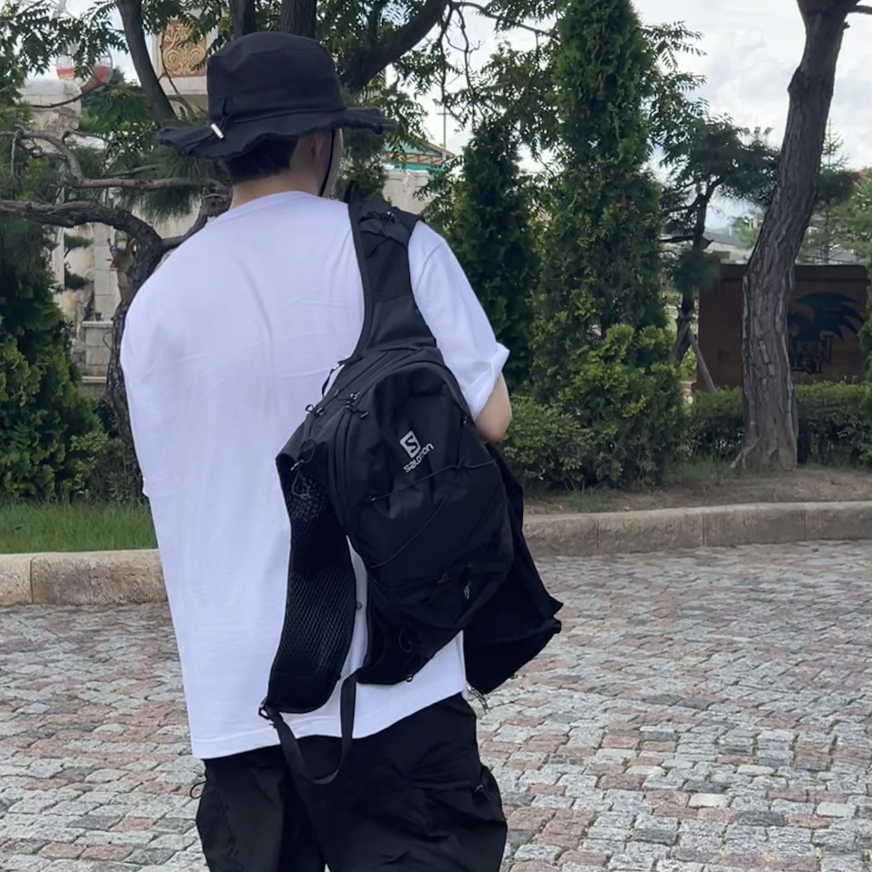 Jacquemus Le Bob Artichaut Bucket Hat Black, Nike Air Kukini Triple Black 착용 스타일 - 3
