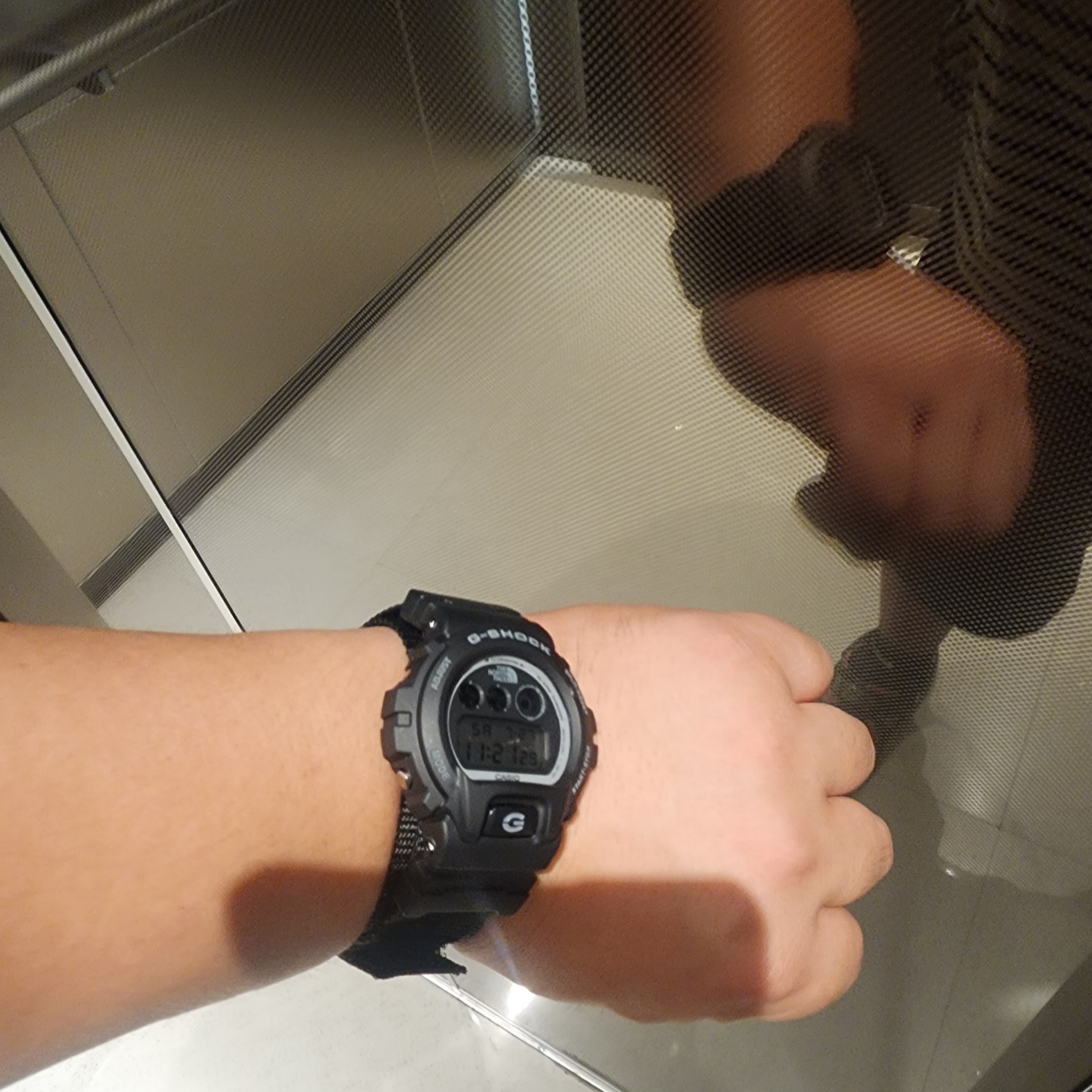 Casio G-Shock x Supreme x The North Face DW-6900 Black 착용 스타일 - 1