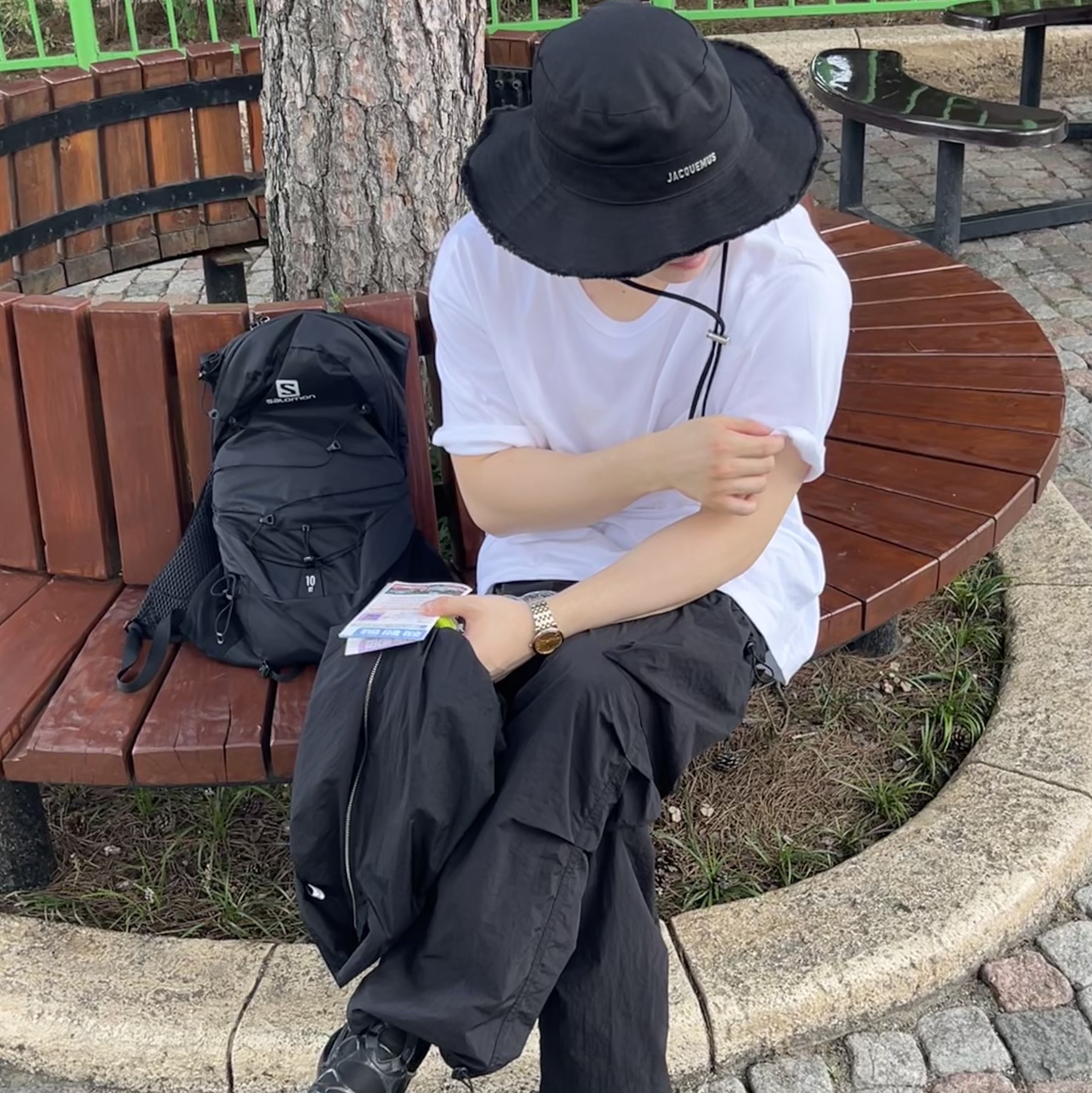 Jacquemus Le Bob Artichaut Bucket Hat Black, Nike Air Kukini Triple Black 착용 스타일 - 1