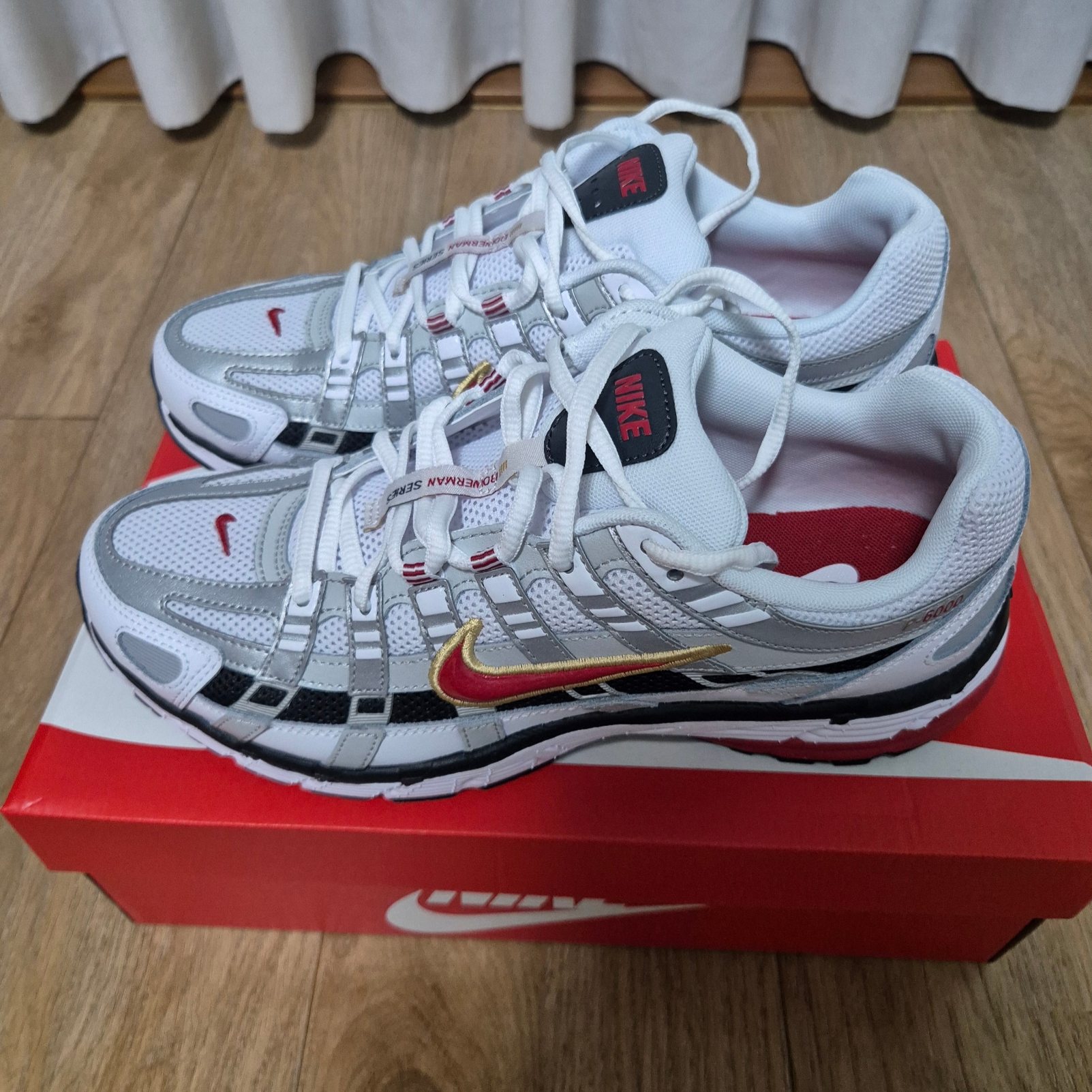 Nike P-6000 White Varsity Red 착용 스타일 - 2