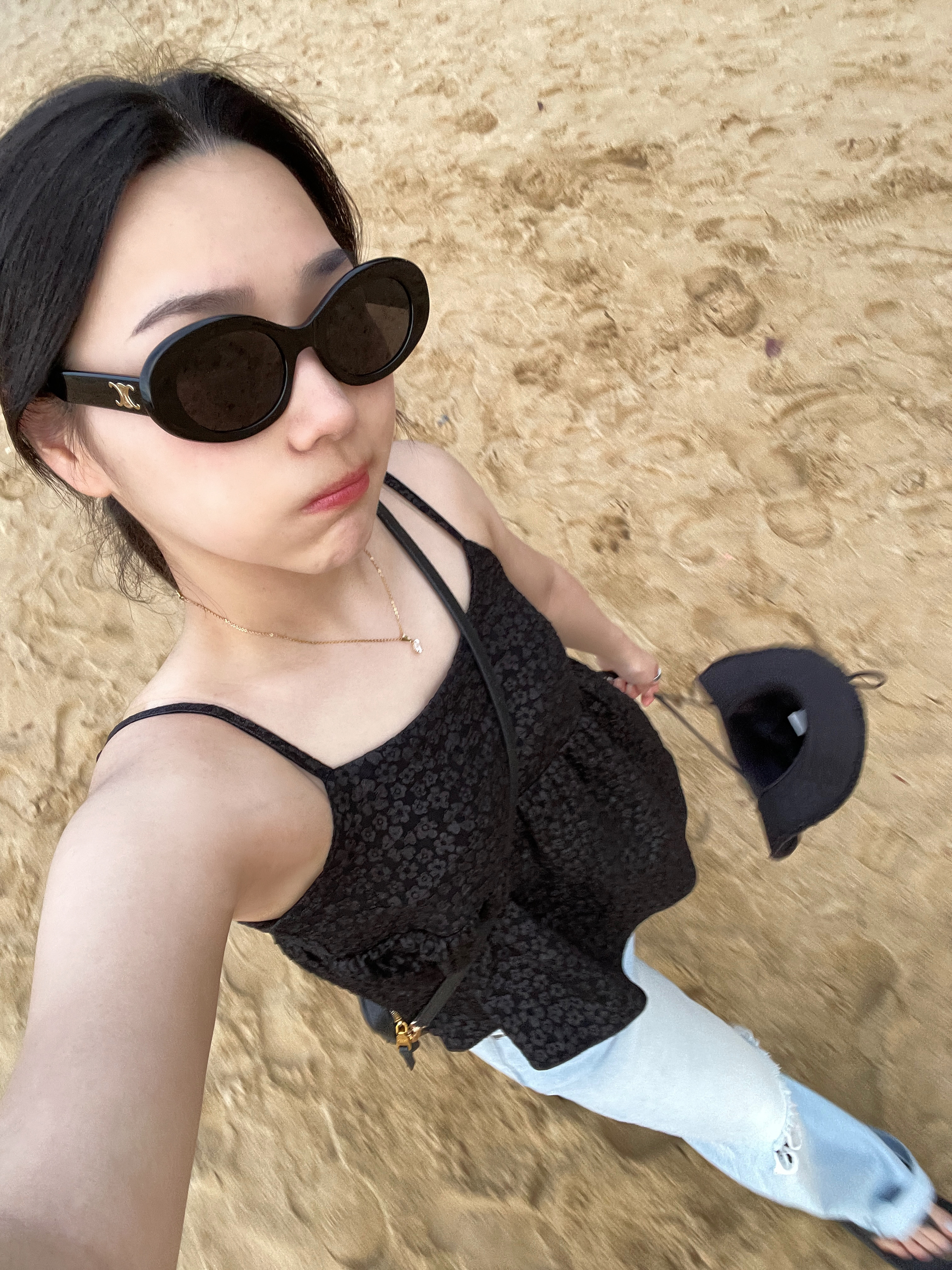Jacquemus Le Bob Artichaut Bucket Hat Black, (W) Celine Triomphe 01 Sunglasses in Acetate Black 착용 스타일 - 2