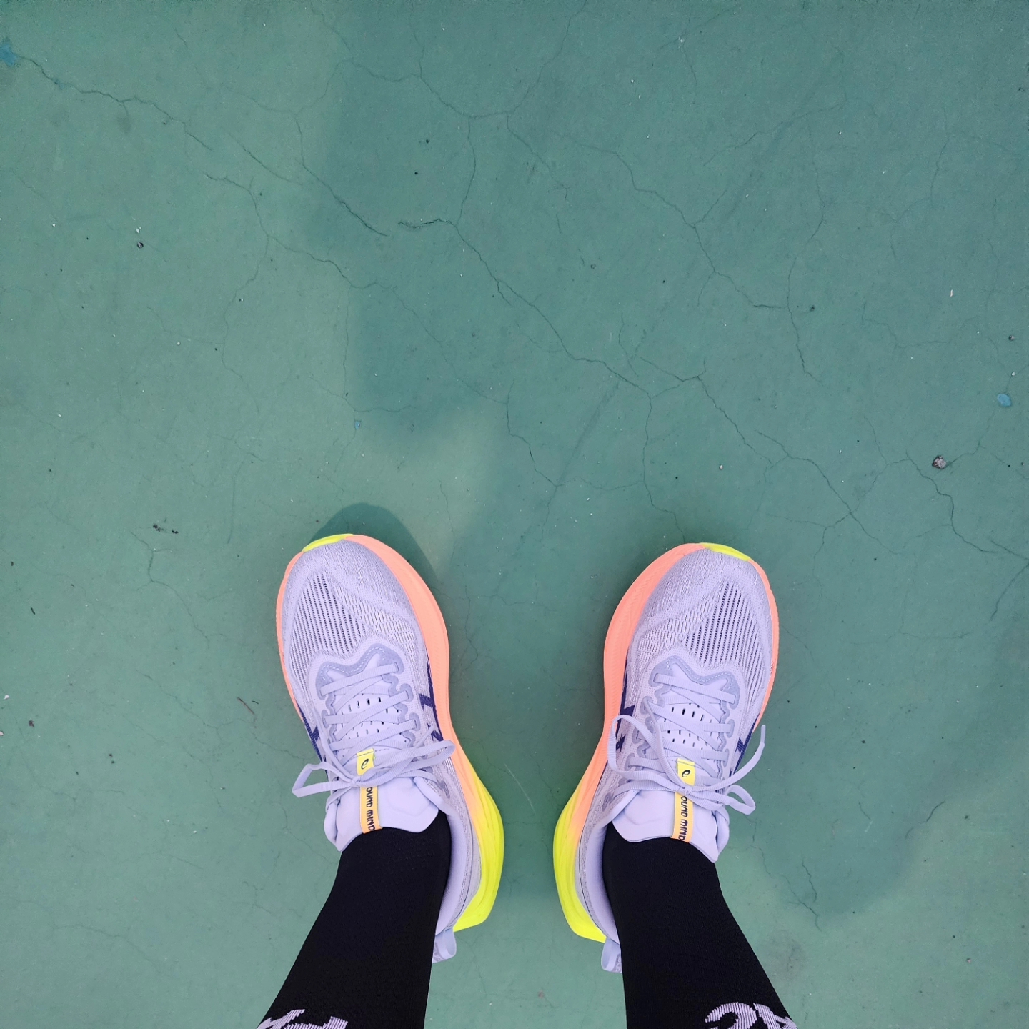 Asics Superblast 2 Paris Cool Grey Safety Yellow 착용 스타일 - 2