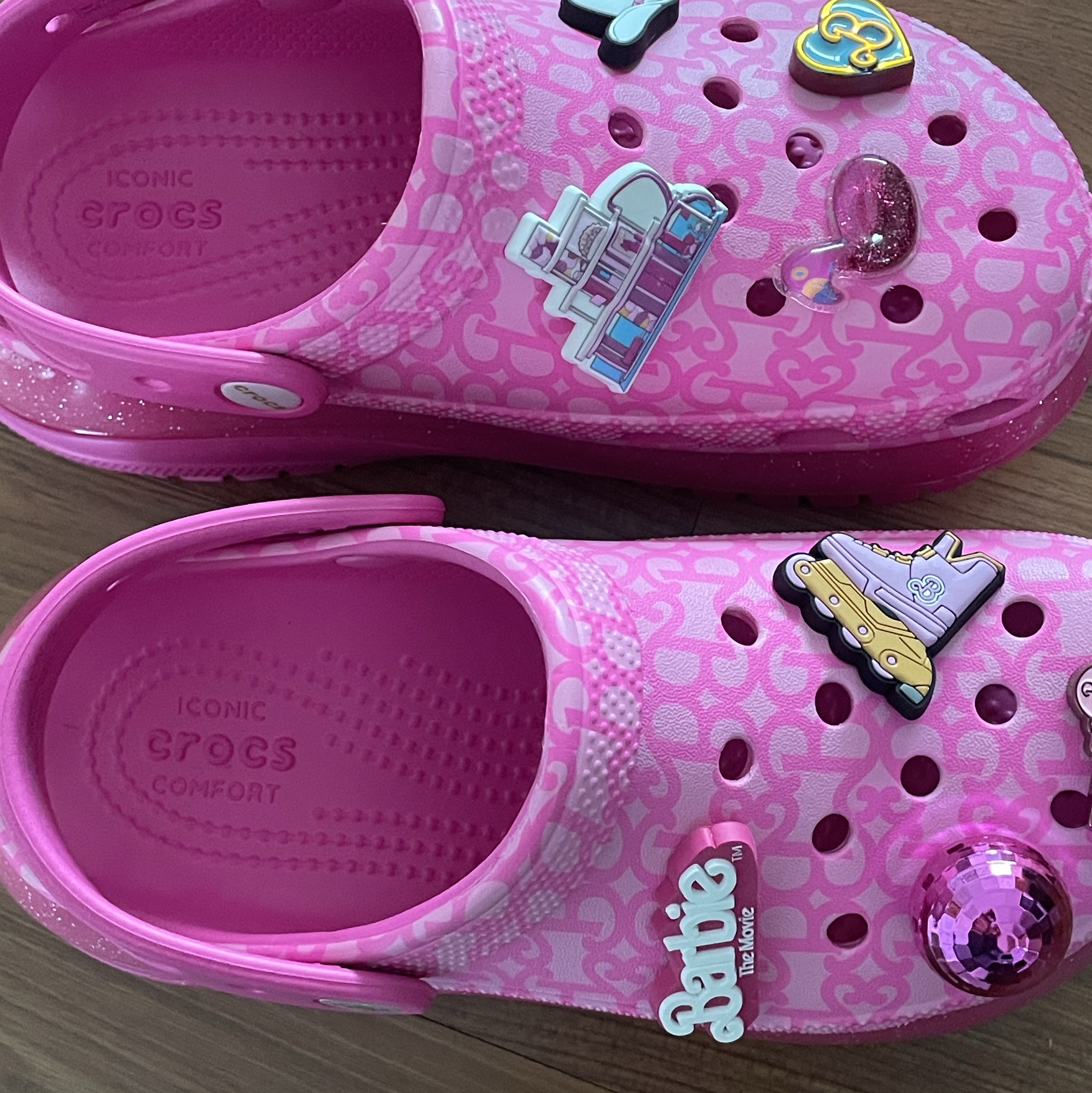 (W) Crocs x Barbie The Movie Classic Mega Crush Clog Electric Pink 착용 스타일