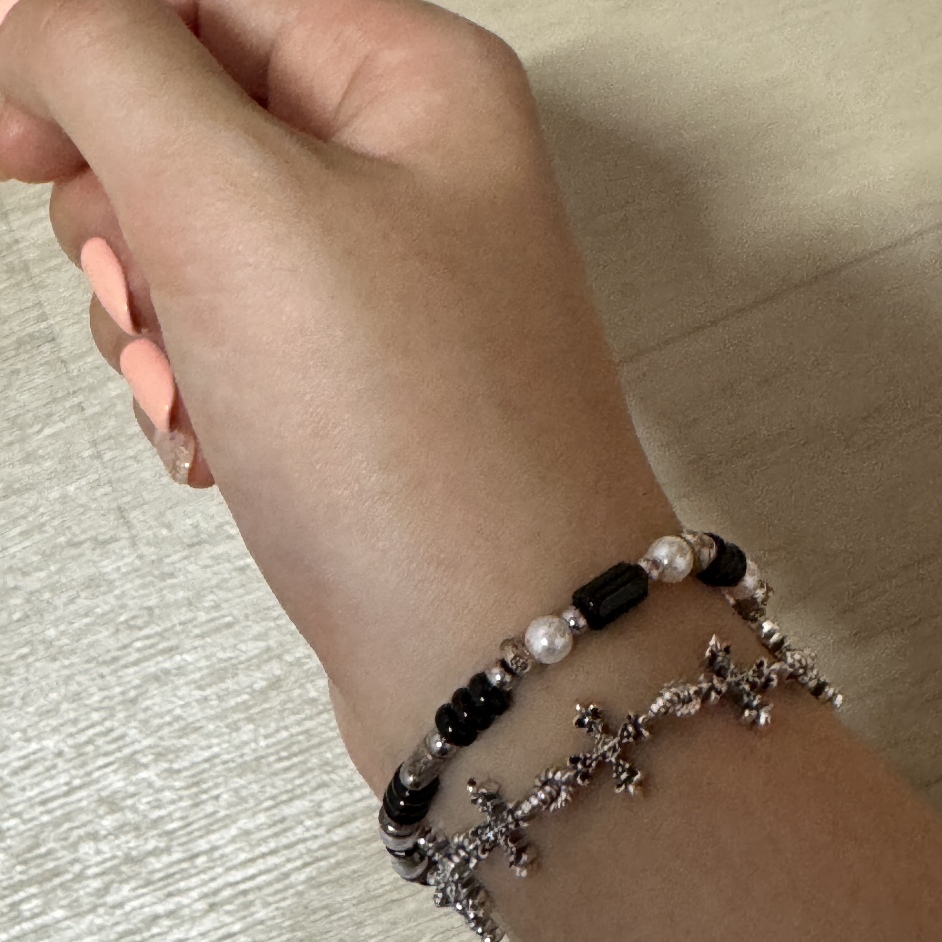 [KREAM 단독] Scudo Shell Black Pearl Beads Bracelet 착용 스타일