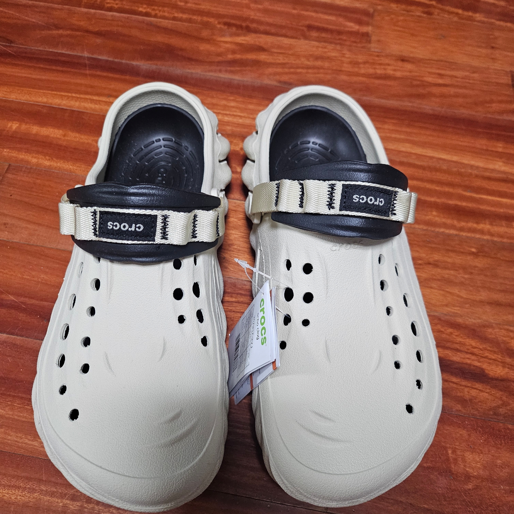 Crocs Echo Clog Bone Black 착용 스타일