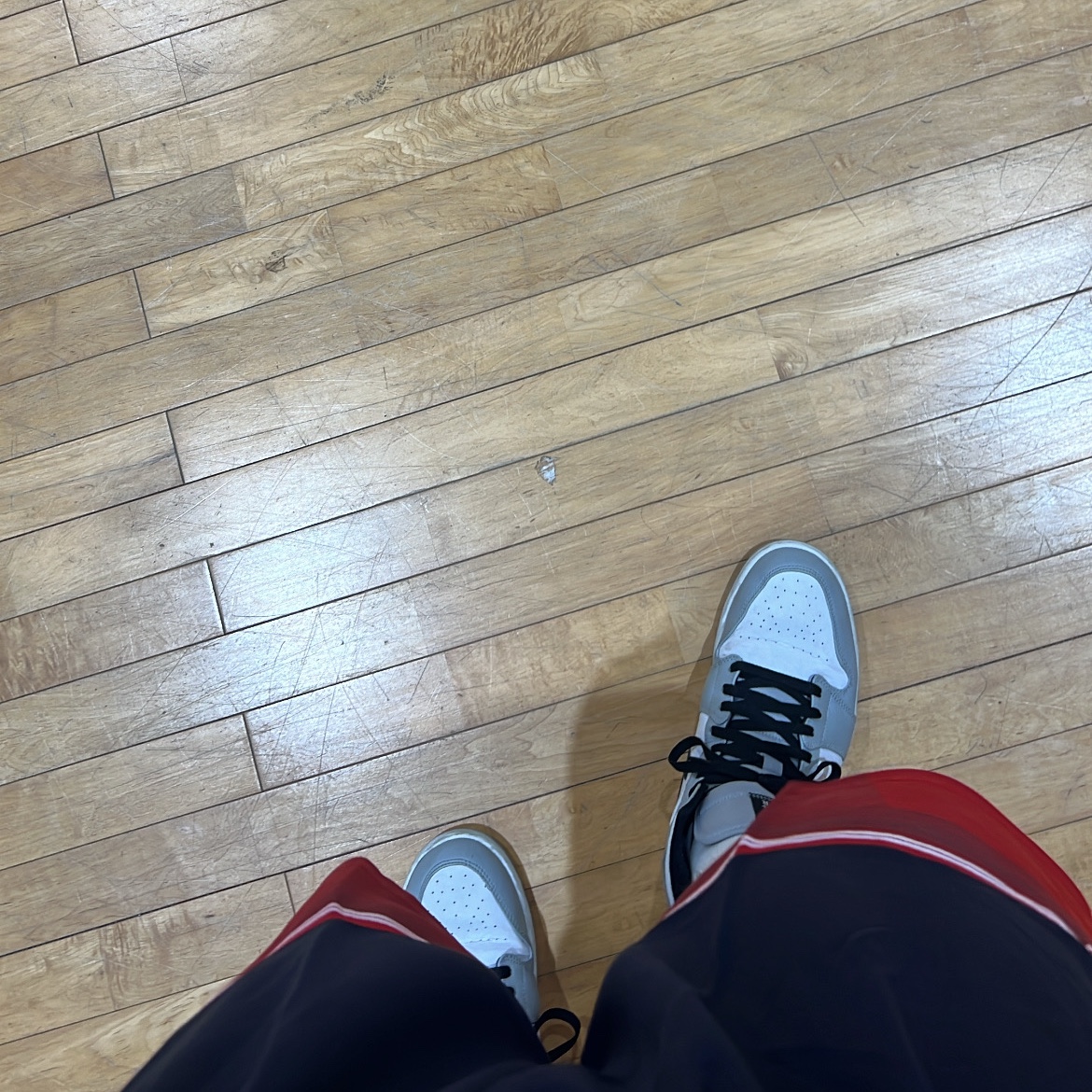 Jordan 1 Mid Light Smoke Grey 착용 스타일 - 2