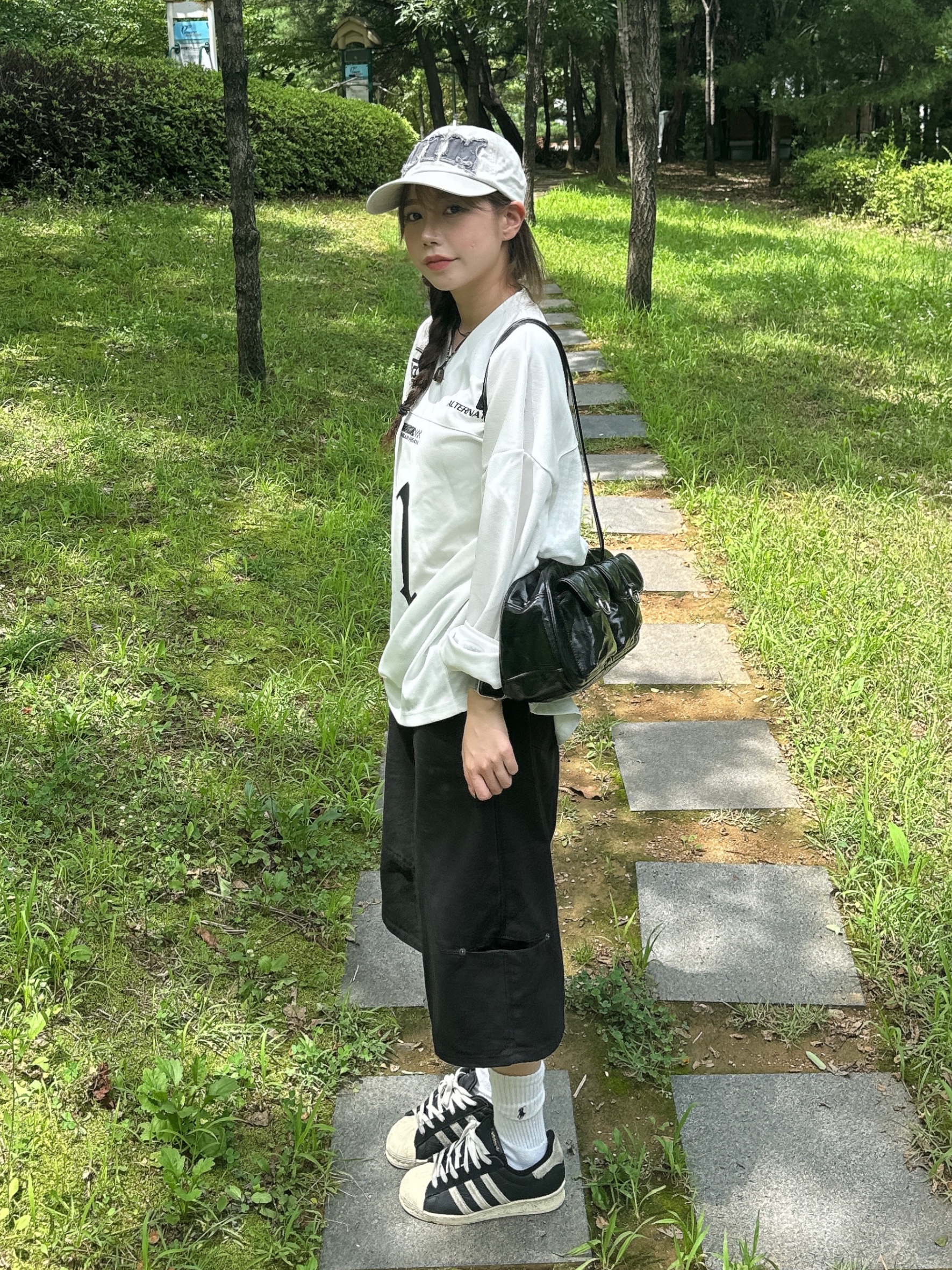 Adidas Superstar 82 Black White 착용 스타일 - 2