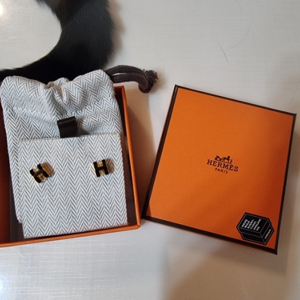 (W) Hermes Mini Pop H Earrings Gold & Noir 착용 스타일