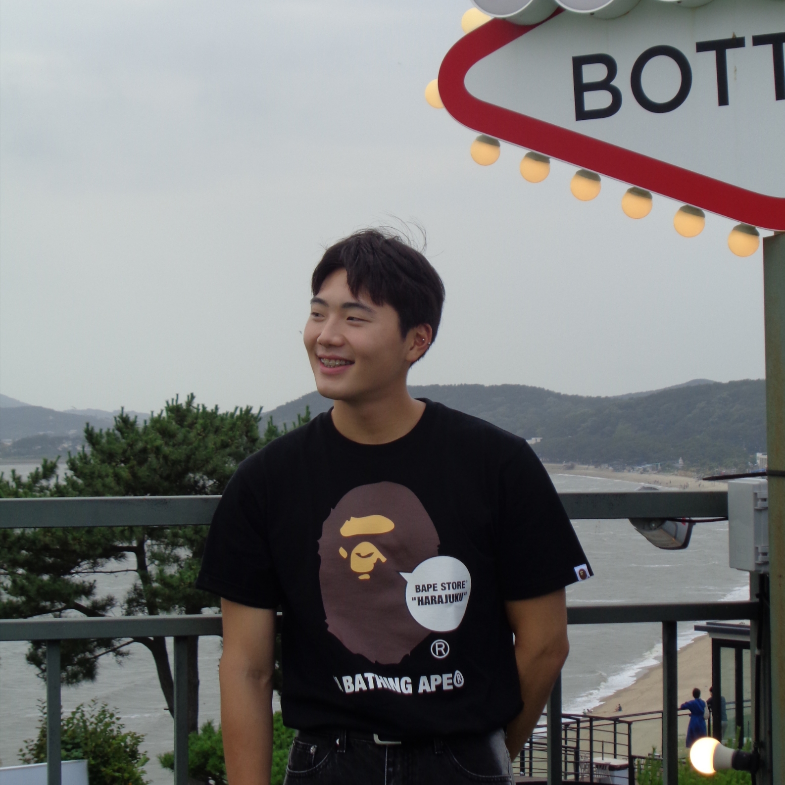 BAPE Store Shibuya Ape Head T-Shirt Black 착용 스타일 - 2