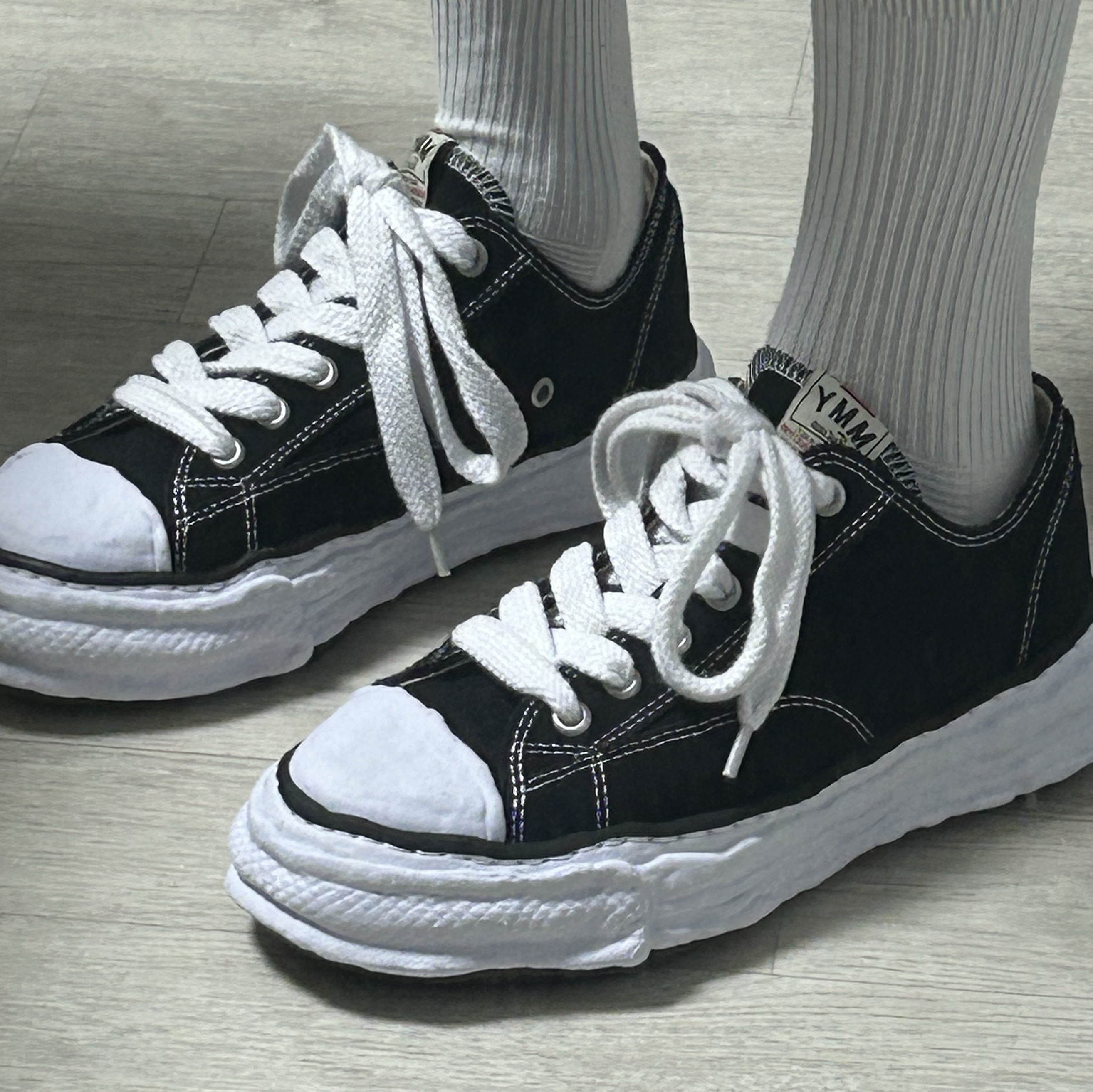 Maison Mihara Yasuhiro Peterson23 OG Sole Canvas Low-top Sneakers Black 착용 스타일 - 2