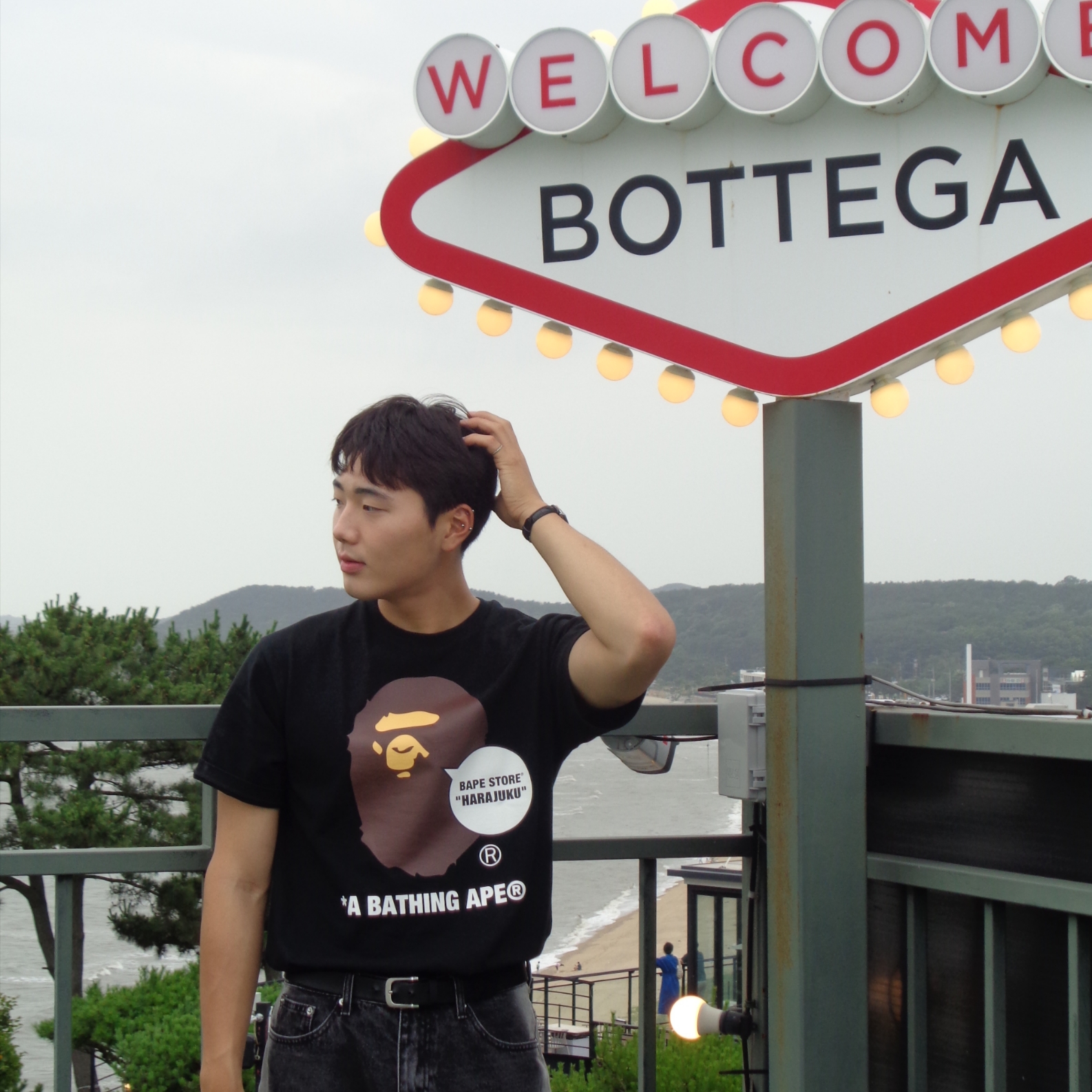 BAPE Store Shibuya Ape Head T-Shirt Black 착용 스타일 - 1